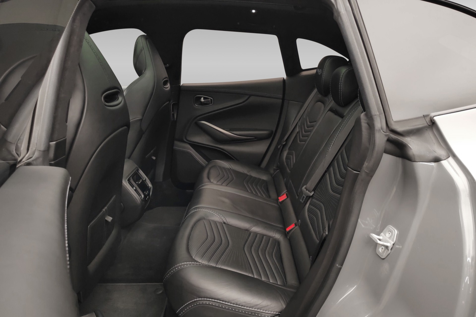 ASTON MARTIN DBX 4.0 V8-image-17