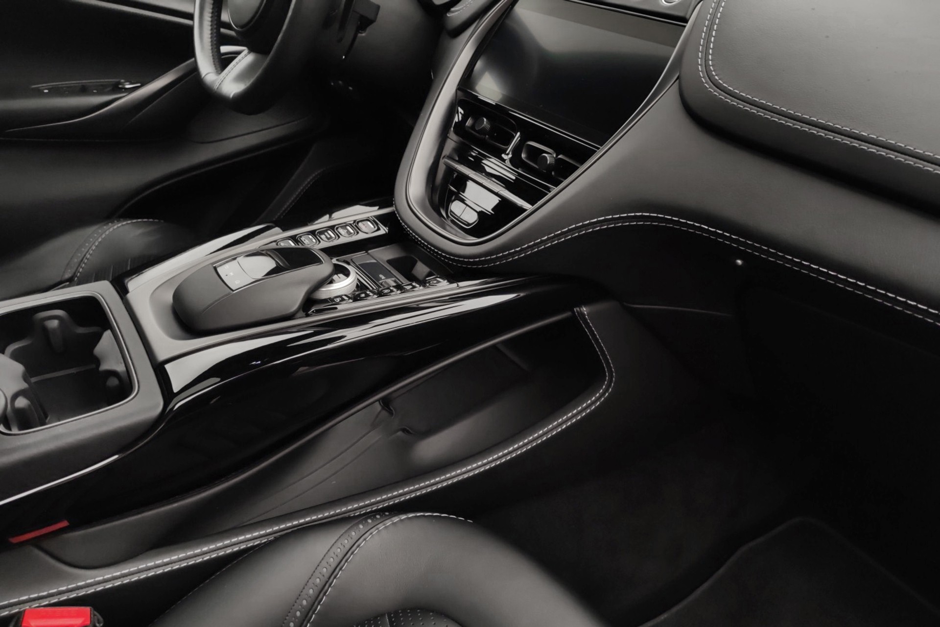 ASTON MARTIN DBX 4.0 V8-image-11
