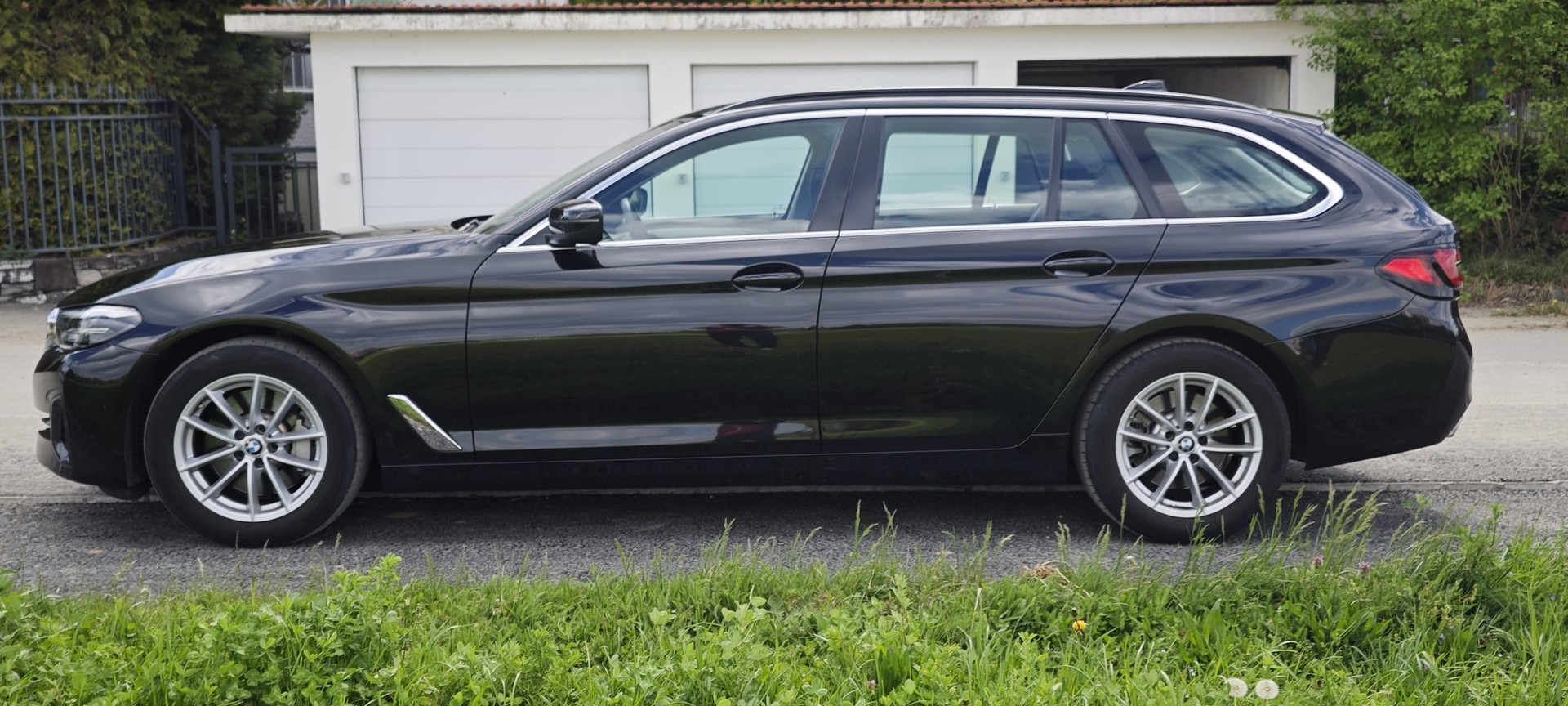 BMW 530i xDrive 48V Touring Steptronic-image-2