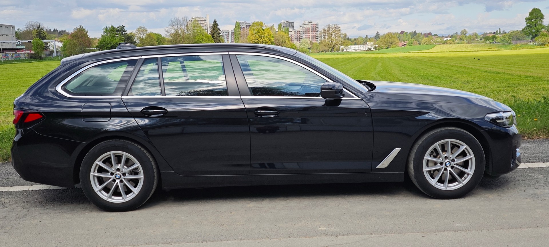 BMW 530i xDrive 48V Touring Steptronic-image-3