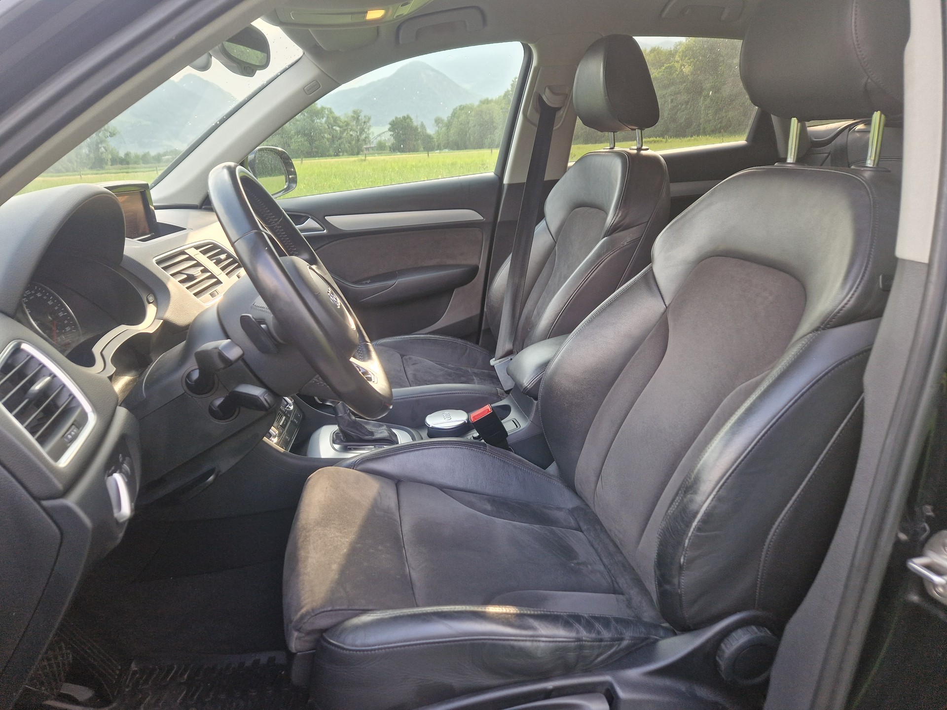 AUDI Q3 2.0 TFSI quattro S-tronic-image-9