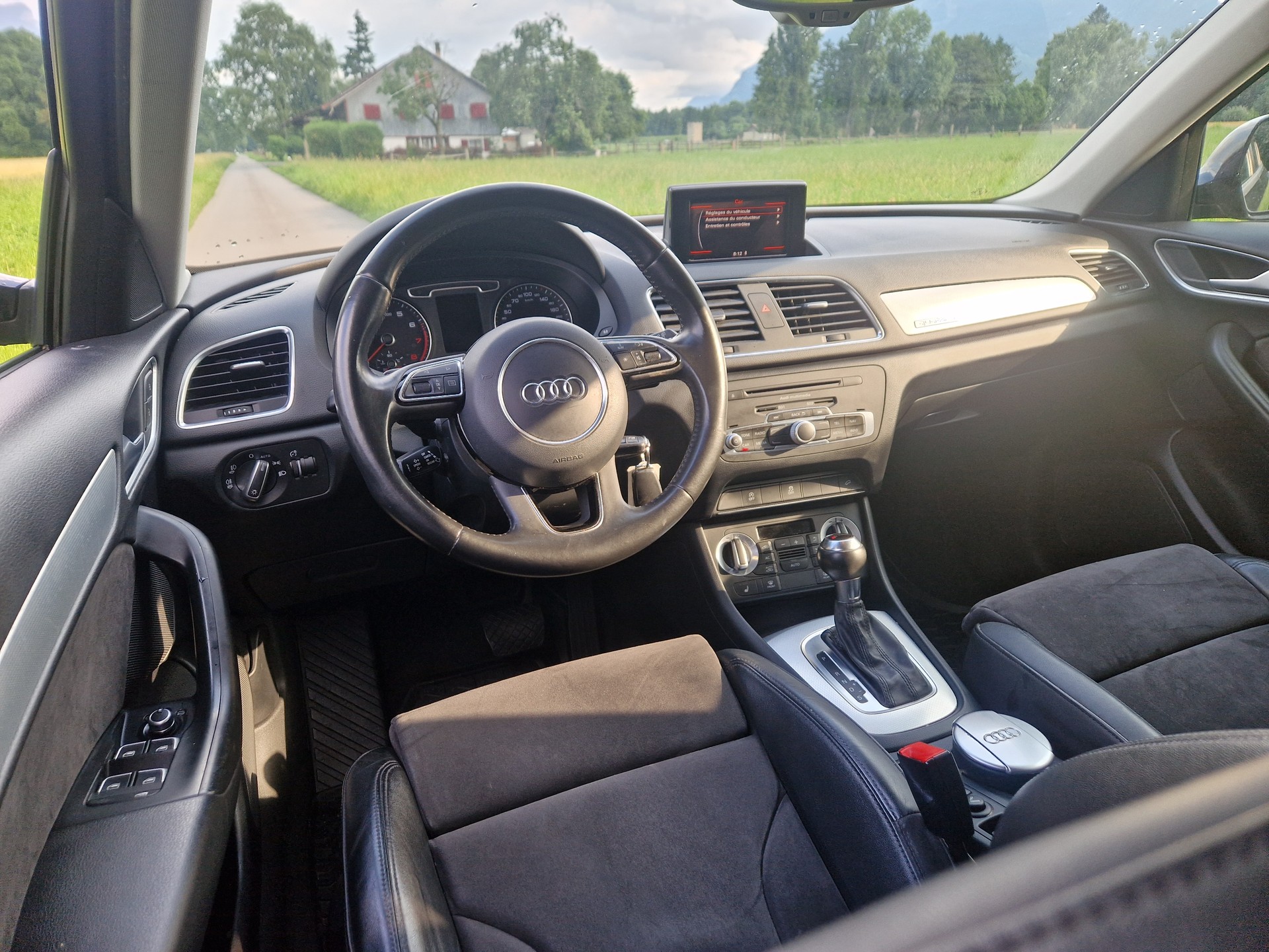 AUDI Q3 2.0 TFSI quattro S-tronic-image-8