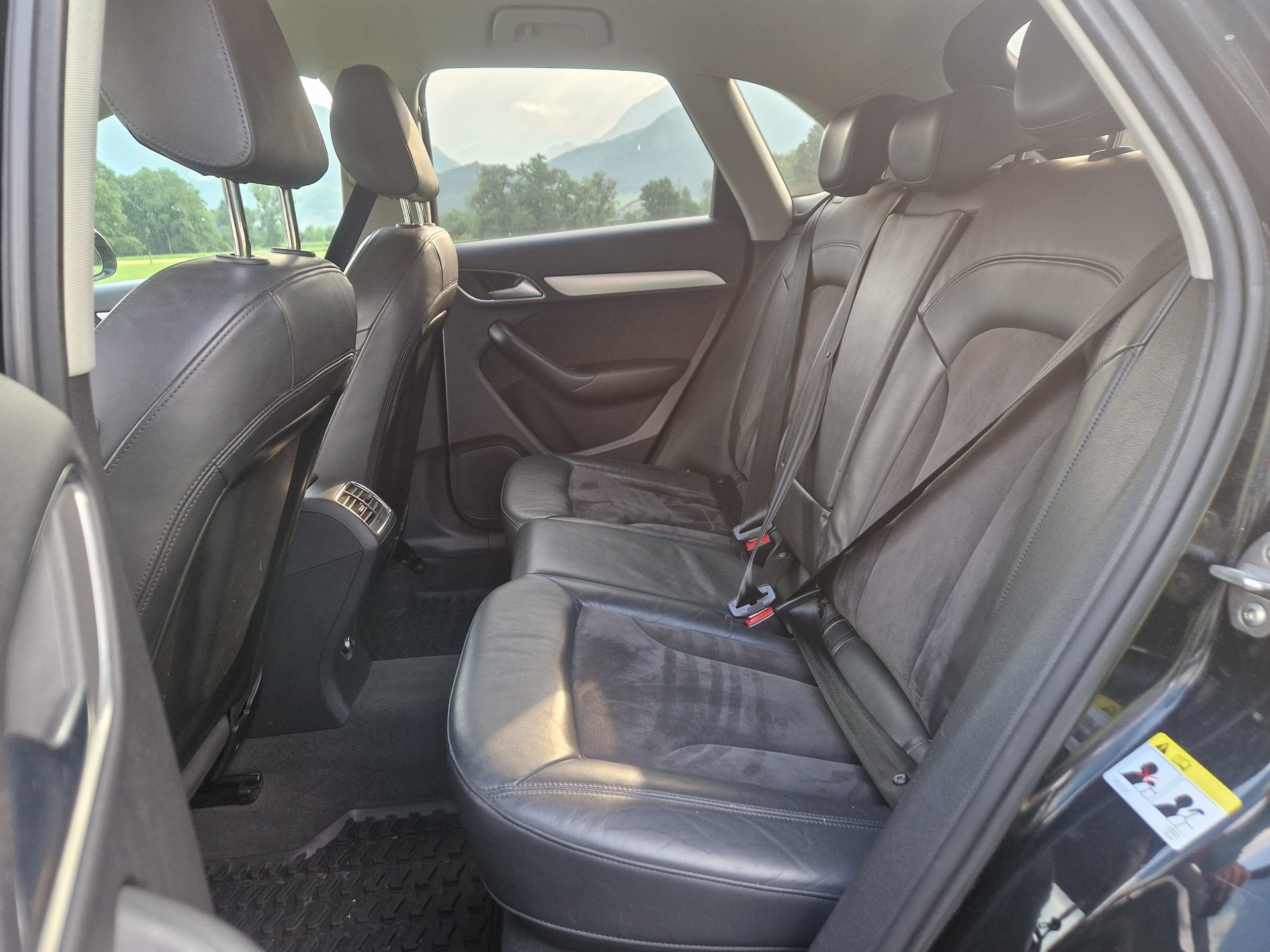 AUDI Q3 2.0 TFSI quattro S-tronic-image-7