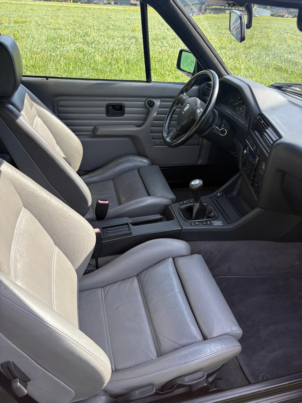 BMW 325i Cabrio-image-13