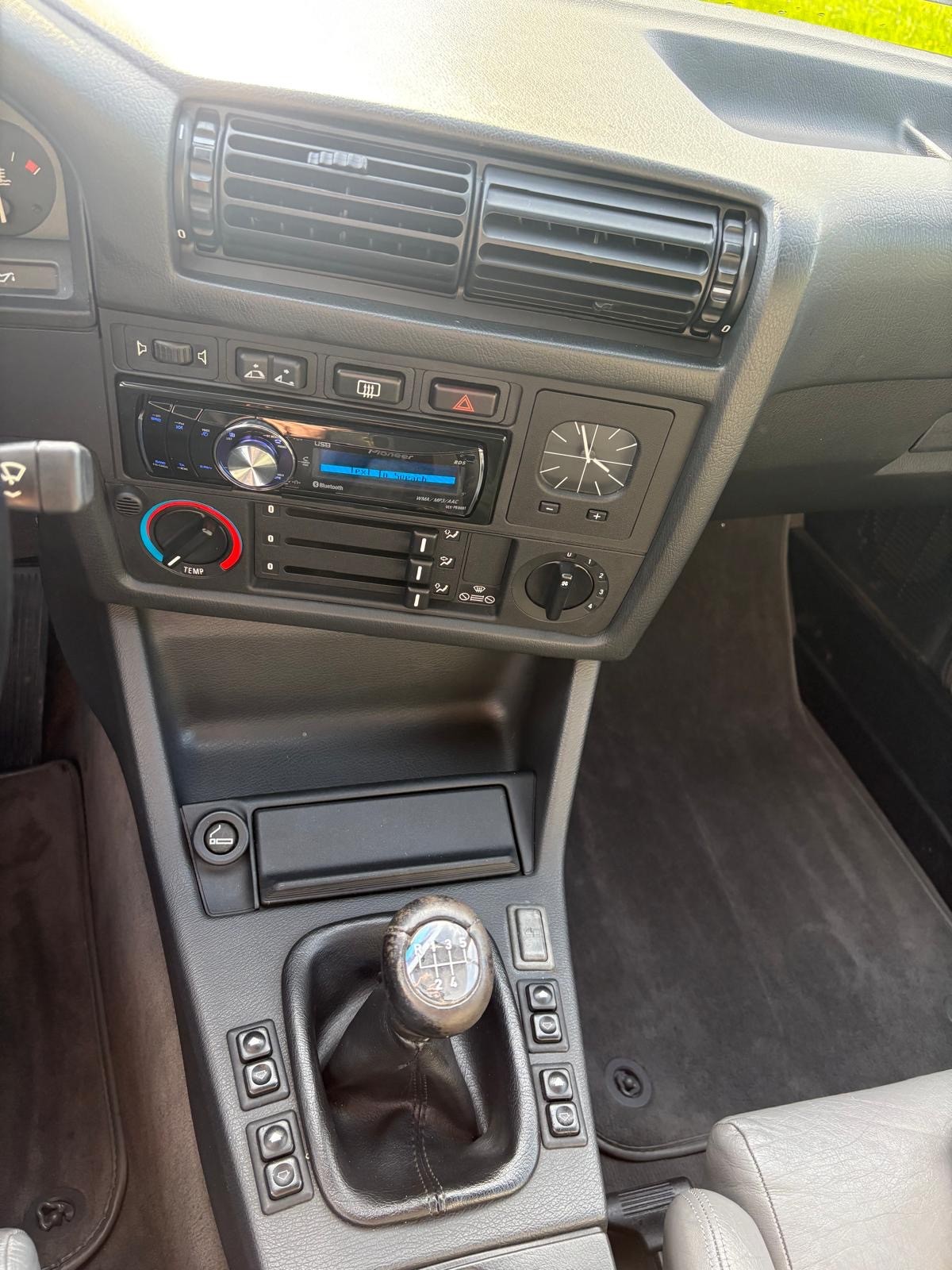 BMW 325i Cabrio-image-6