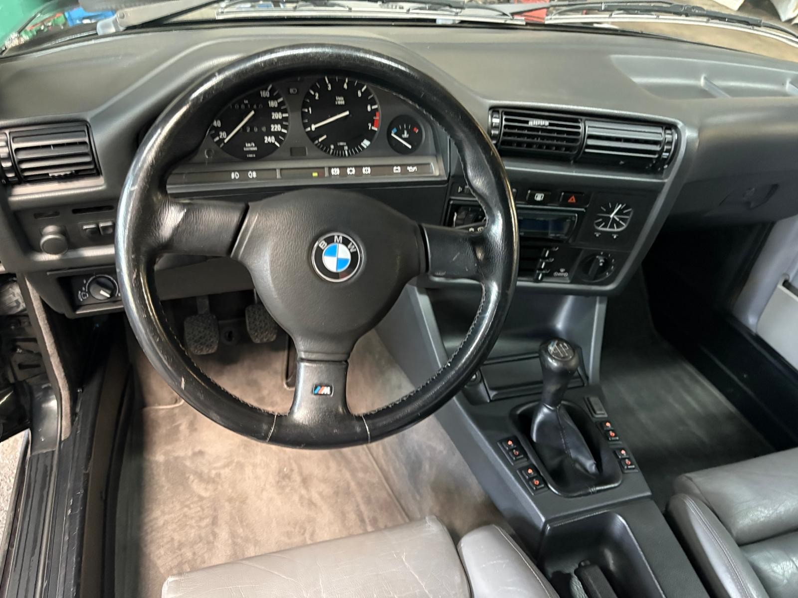 BMW 325i Cabrio-image-11