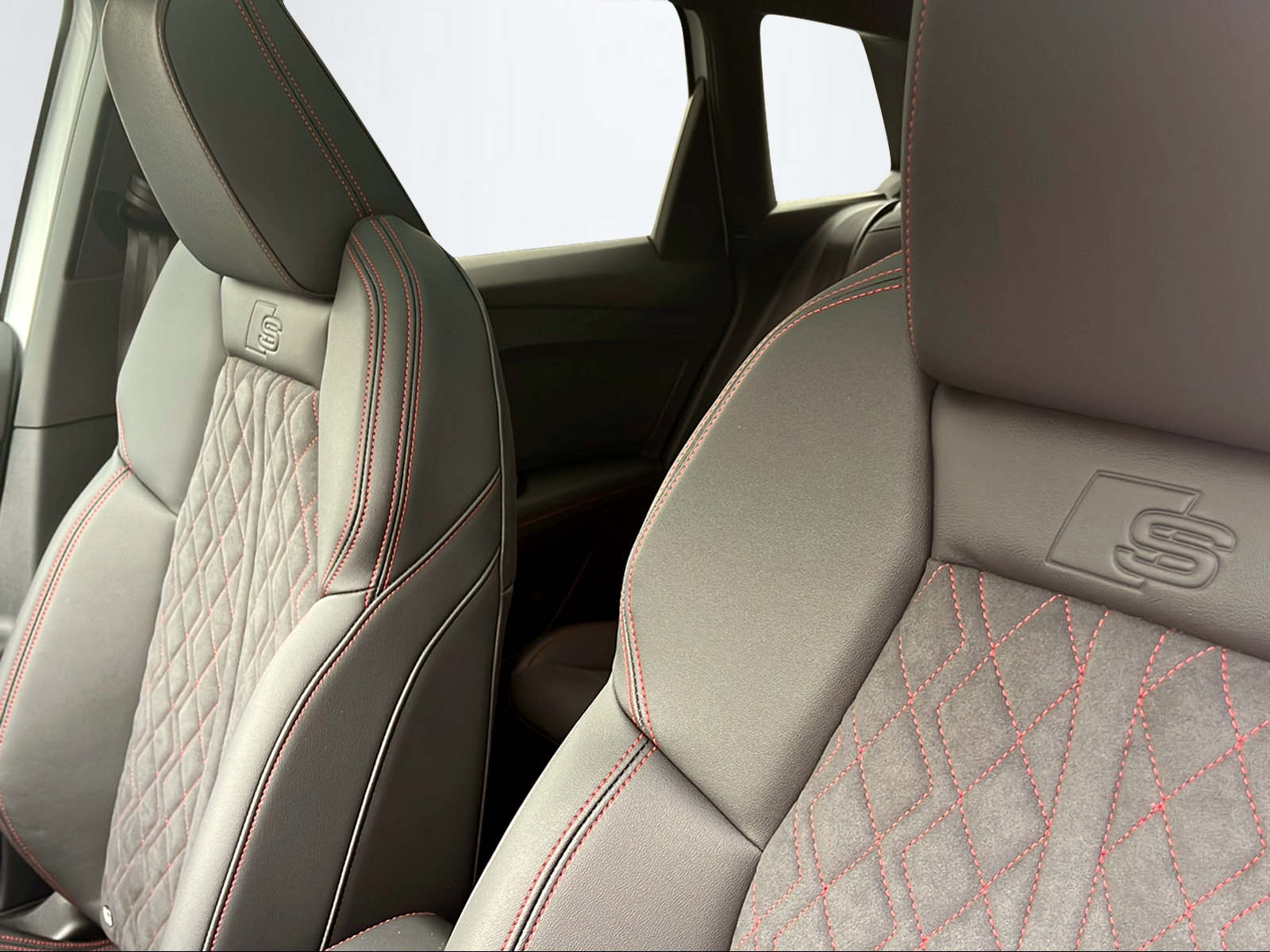 AUDI Q4 45 e-tron quattro-image-12