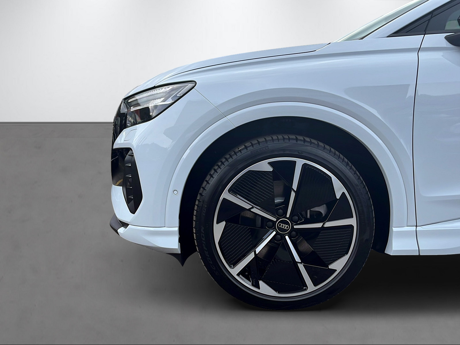 AUDI Q4 45 e-tron quattro-image-4