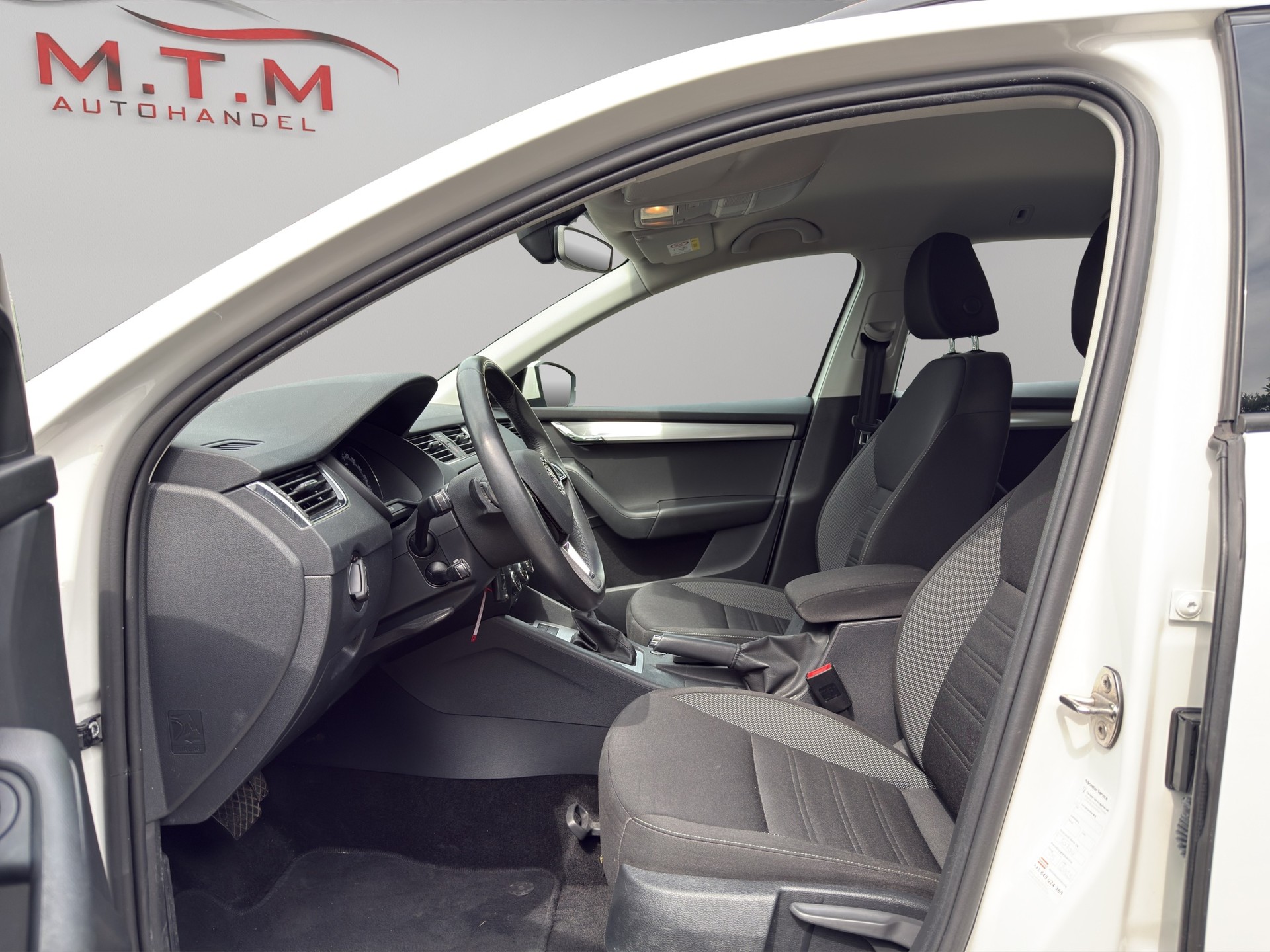 SKODA Octavia Combi 2.0 TDI Ambition 4x4 DSG-image-14