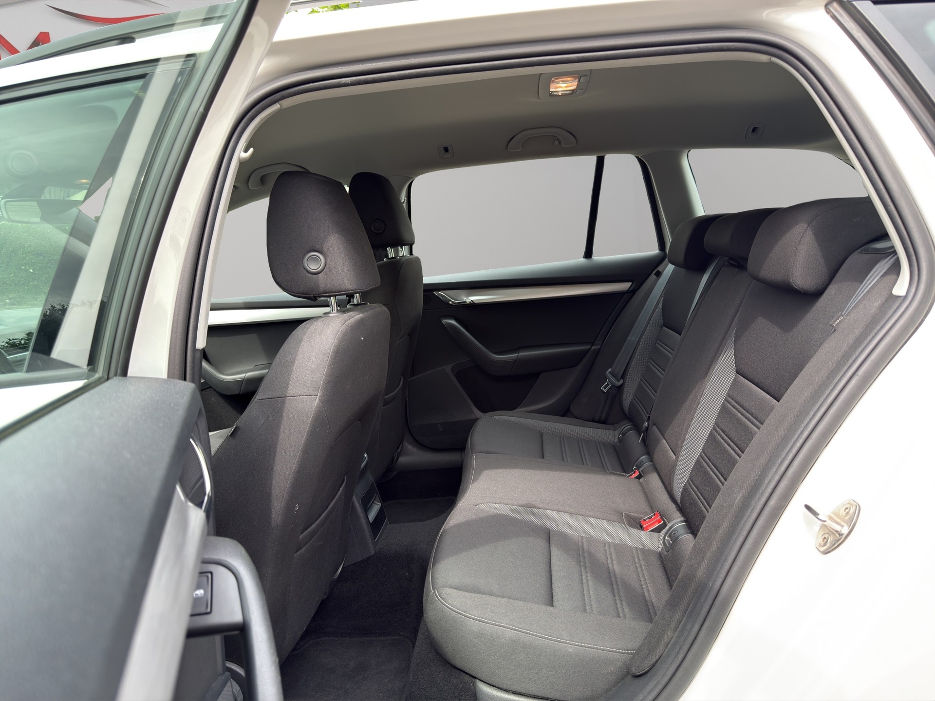 SKODA Octavia Combi 2.0 TDI Ambition 4x4 DSG-image-21