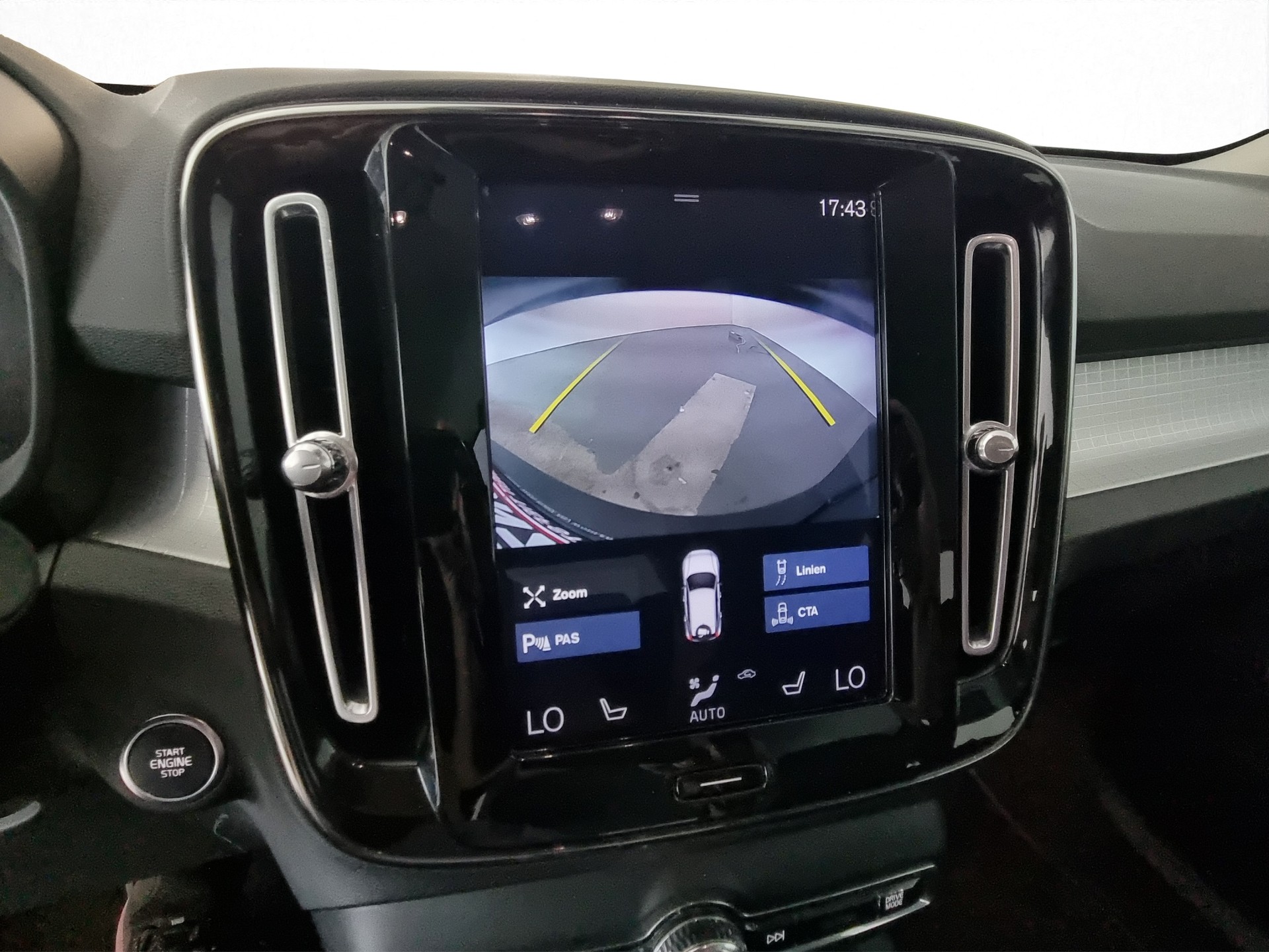 VOLVO XC40 2.0 T4 Momentum AWD Geartronic-image-15