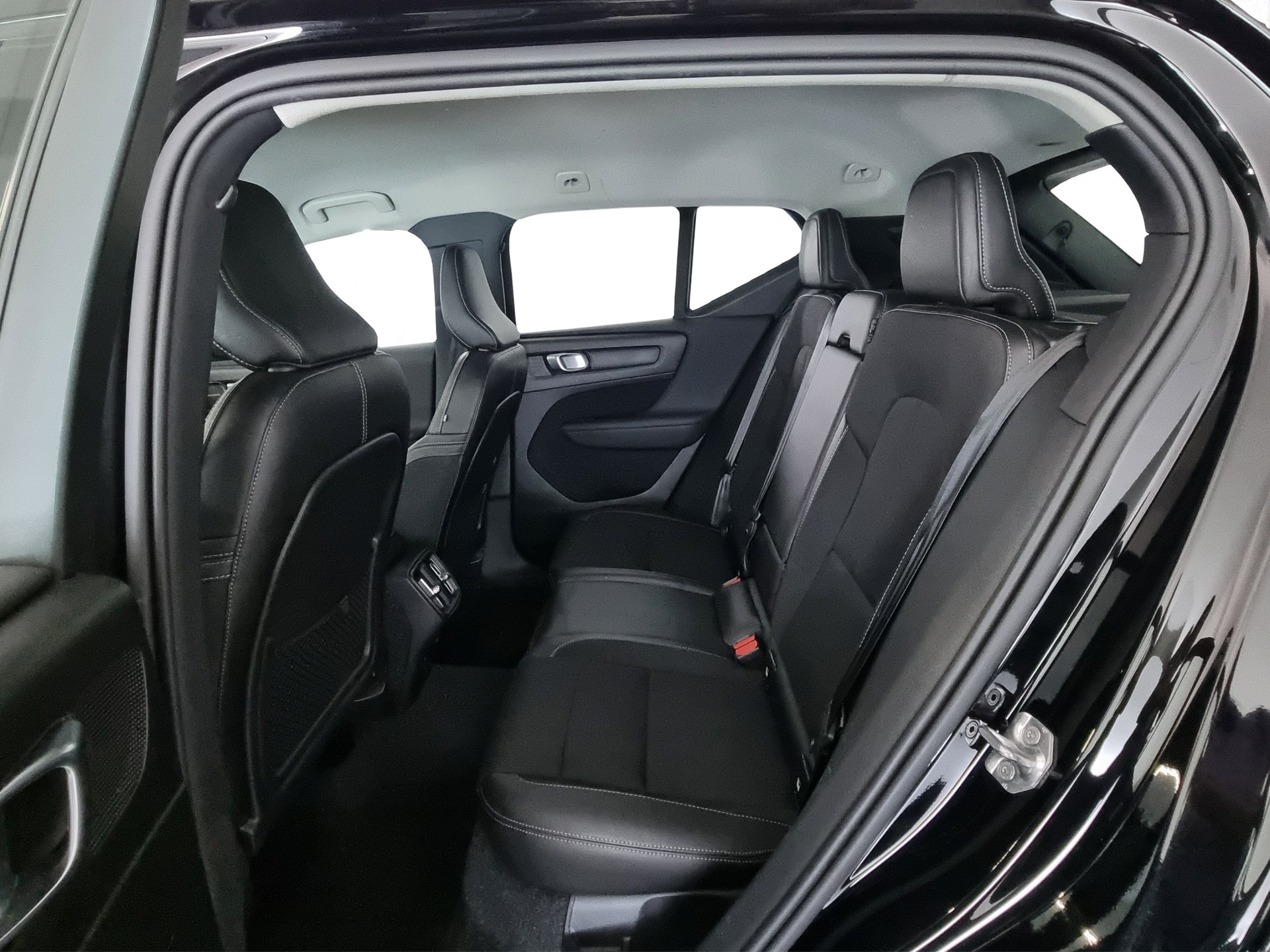VOLVO XC40 2.0 T4 Momentum AWD Geartronic-image-6