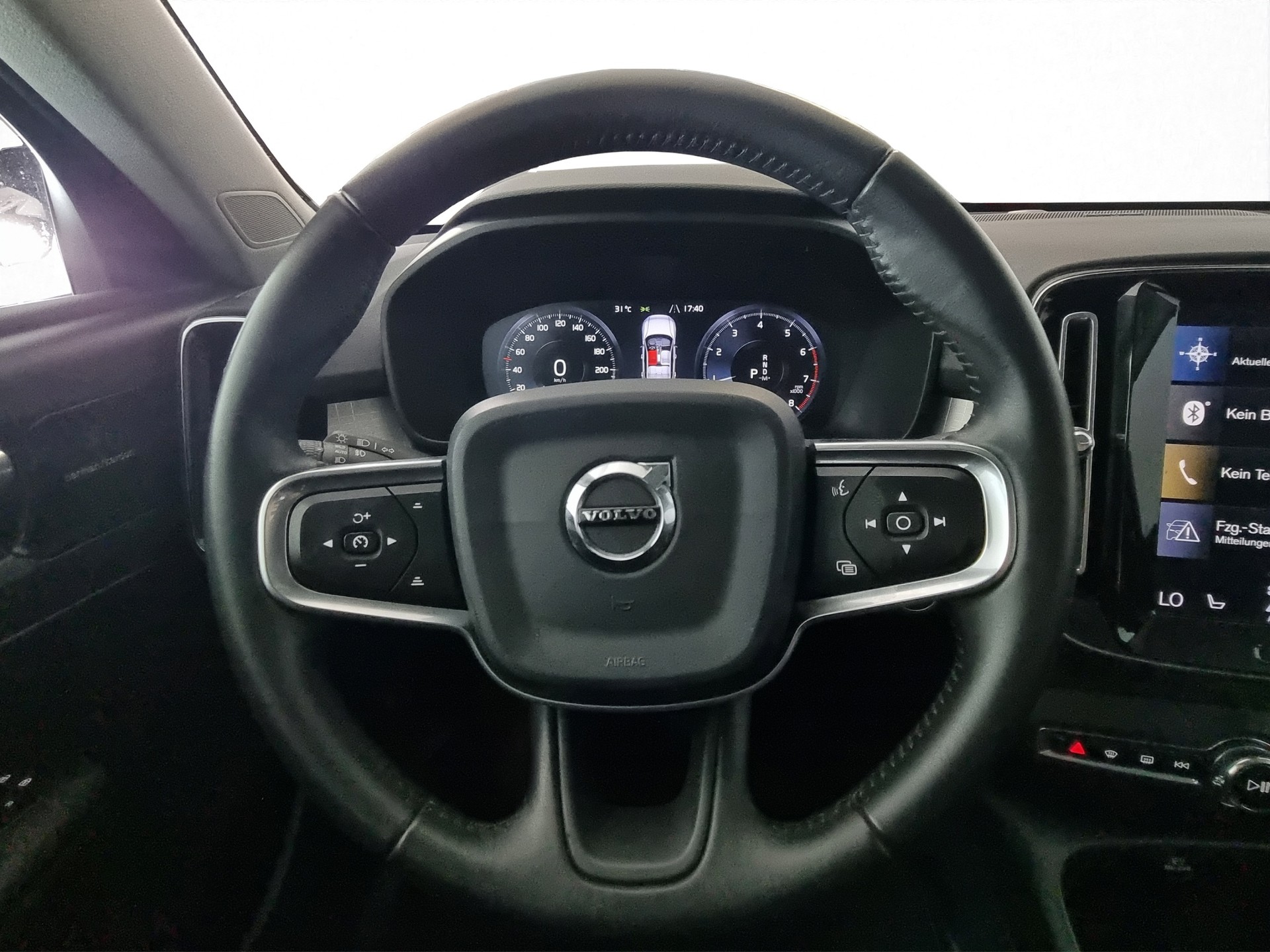 VOLVO XC40 2.0 T4 Momentum AWD Geartronic-image-8