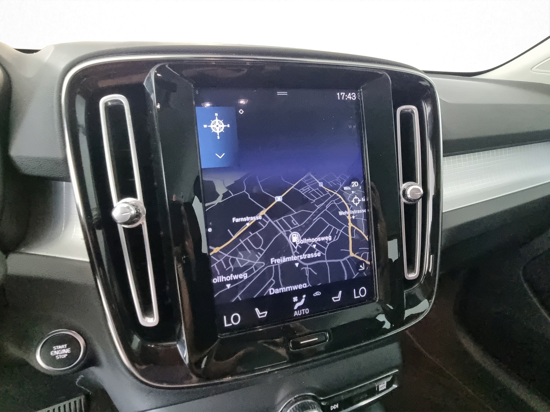 VOLVO XC40 2.0 T4 Momentum AWD Geartronic-image-14