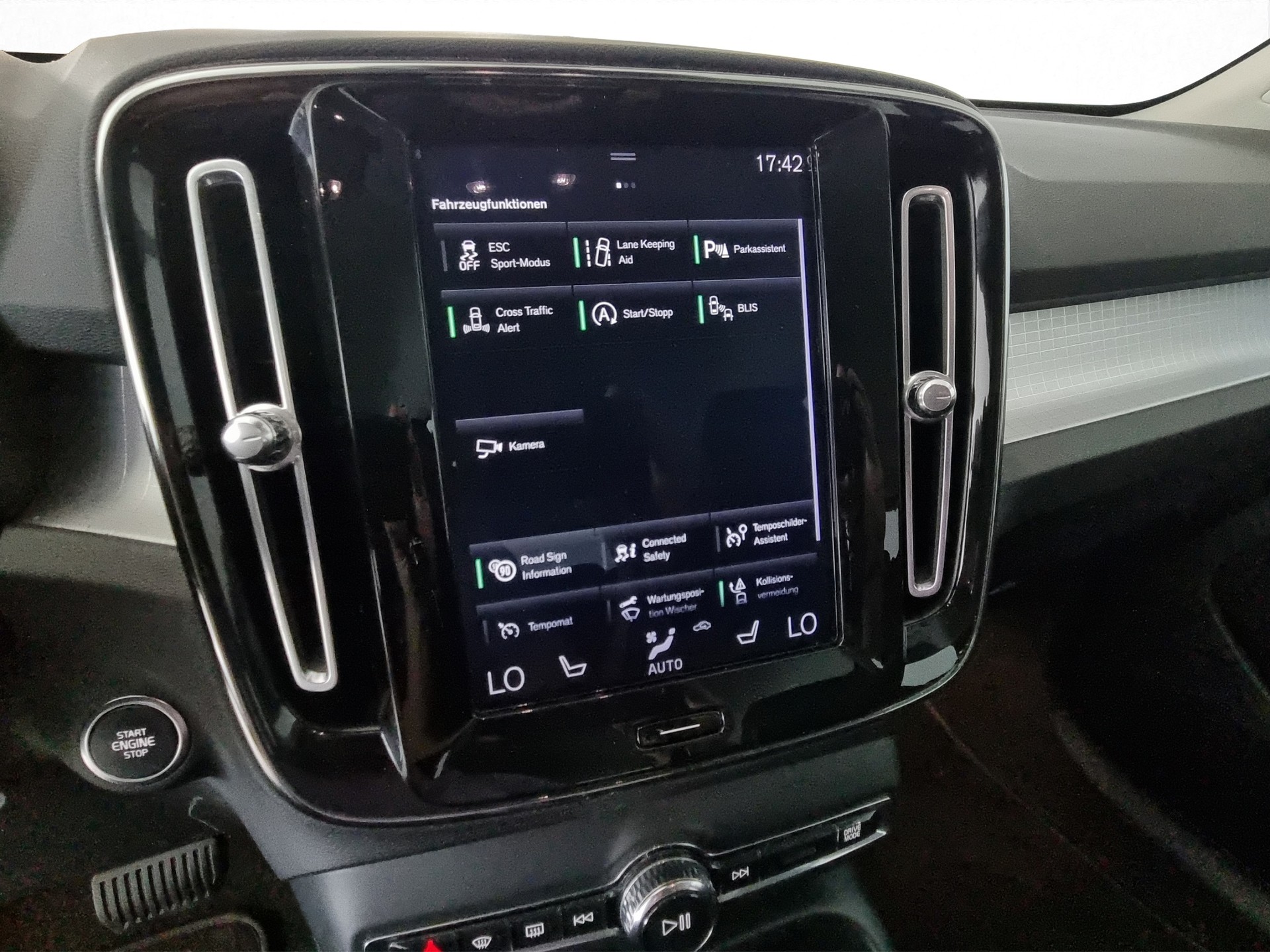 VOLVO XC40 2.0 T4 Momentum AWD Geartronic-image-13