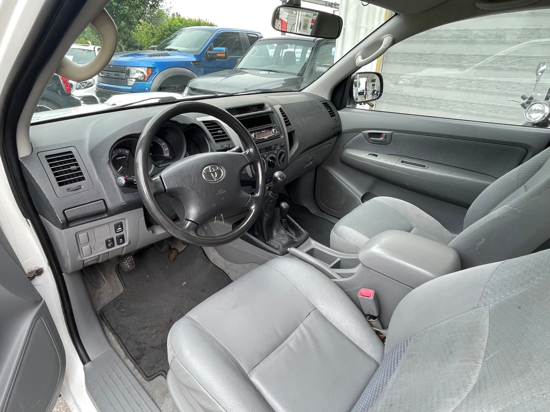 TOYOTA Hilux 2.4D-4D Comfort Extra Cab 4x4-image-6