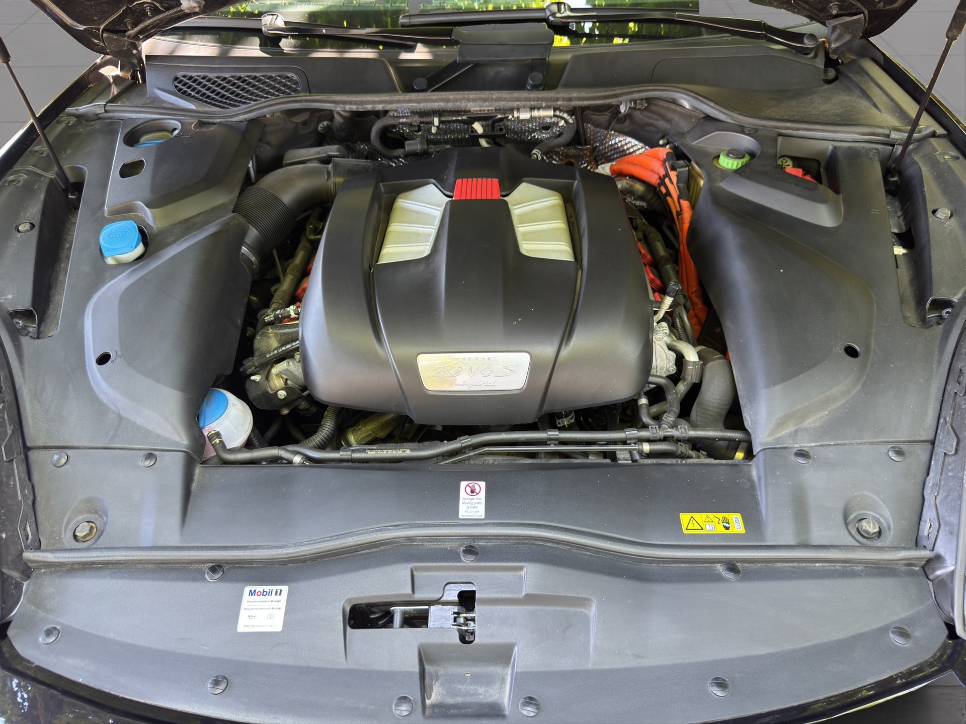 PORSCHE Cayenne S E-Hybrid Platinum Edition-image-17