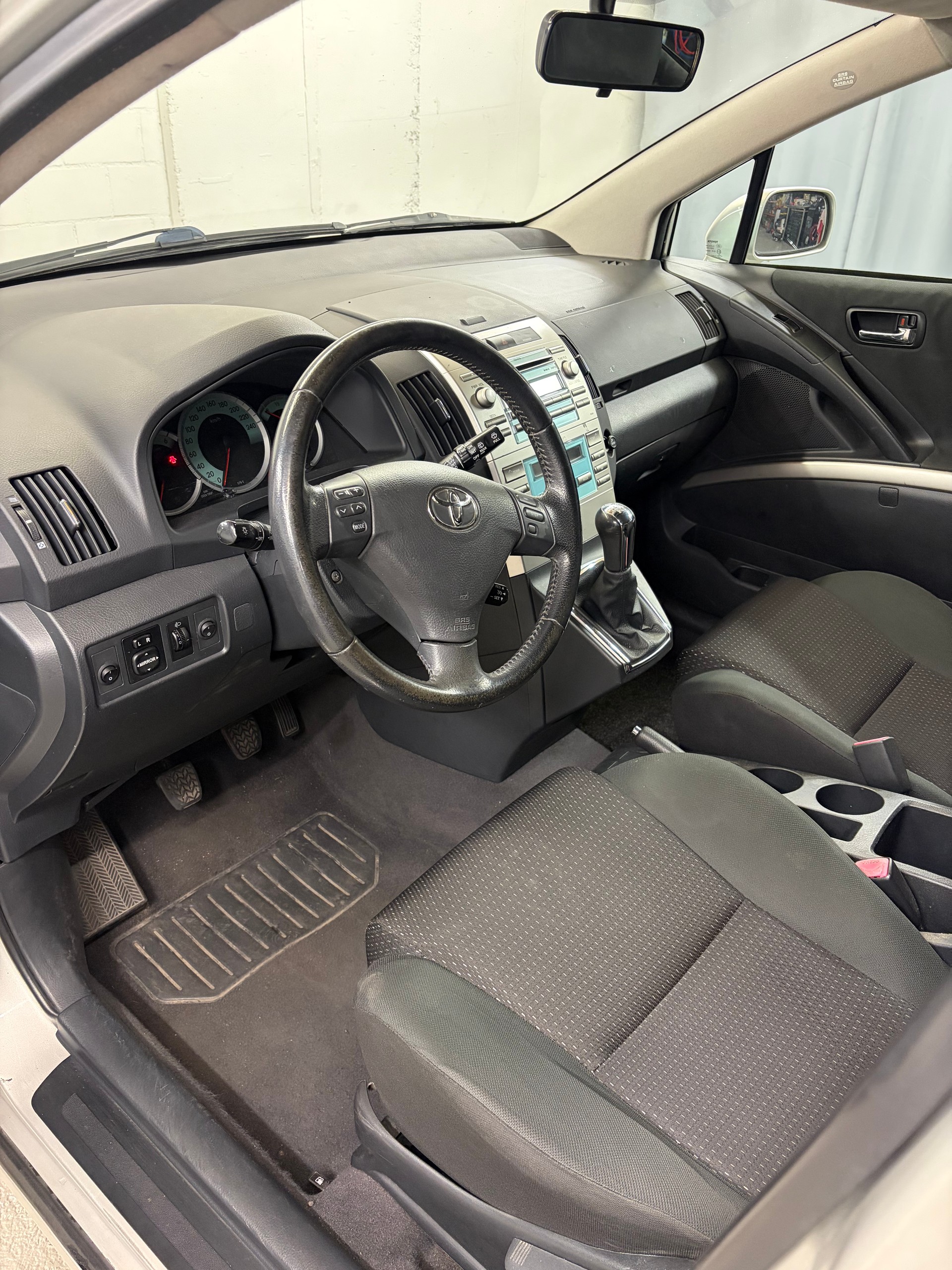 TOYOTA Corolla Verso 2.2 D-4D Limited 7 Plätzer-image-6