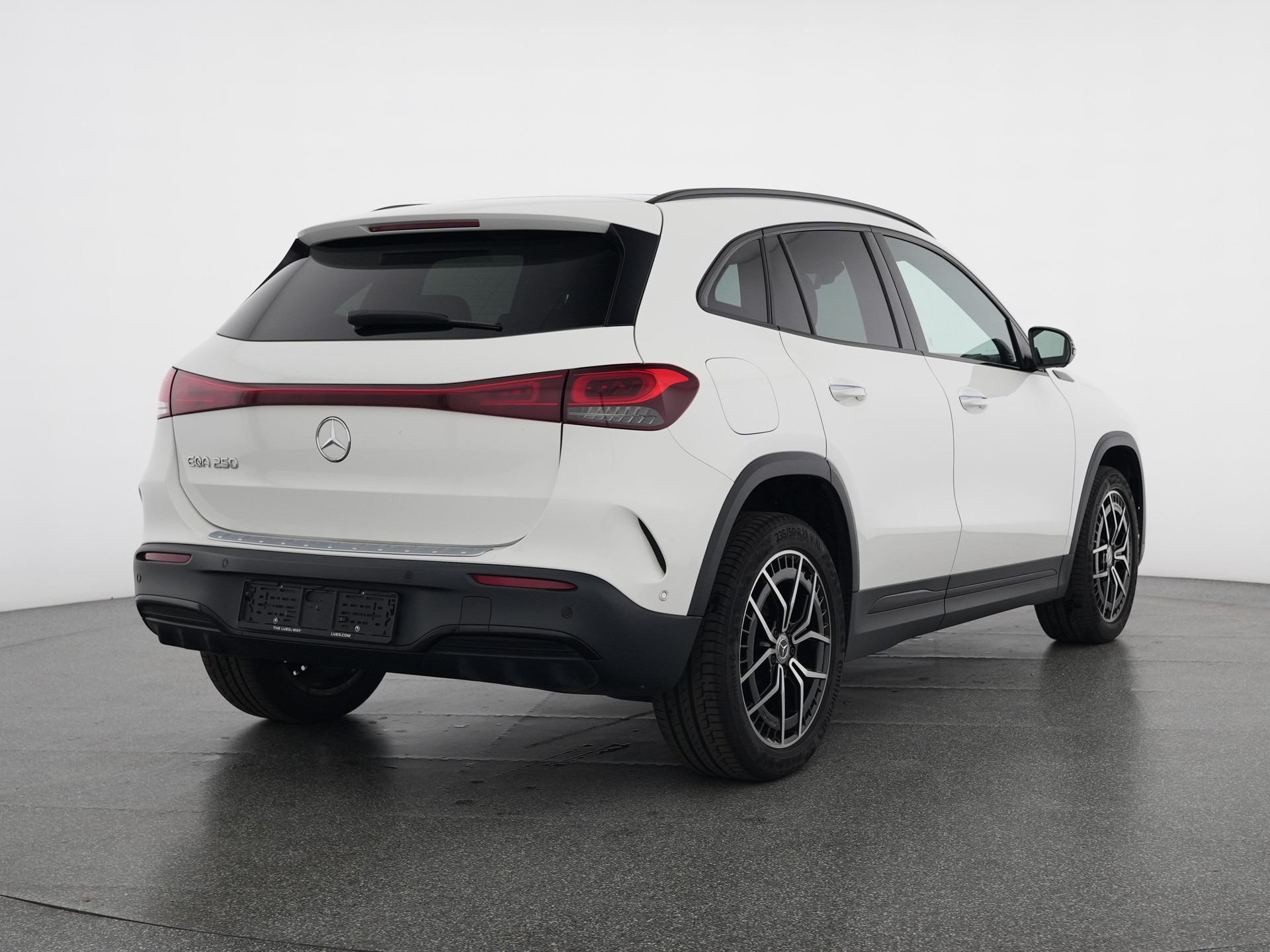 MERCEDES-BENZ EQA 250 AMG Line-showroom-element-3