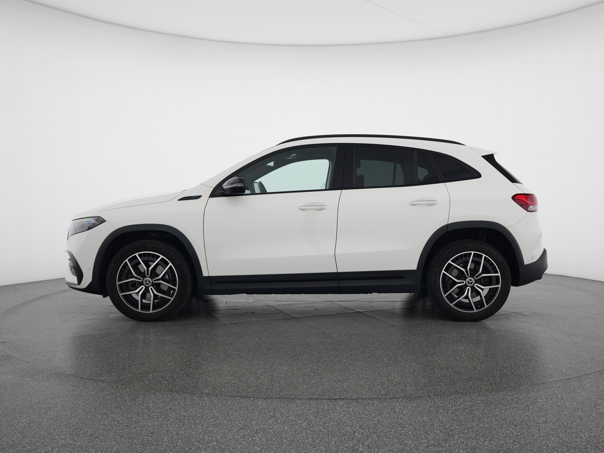 MERCEDES-BENZ EQA 250 AMG Line-showroom-element-1