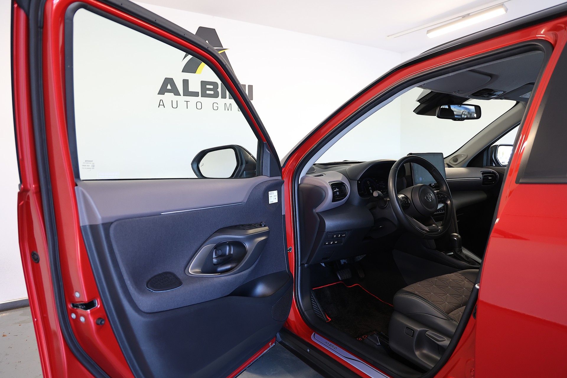 TOYOTA Yaris Cross 1.5 VVT-i HSD Premium AWD-i-image-4