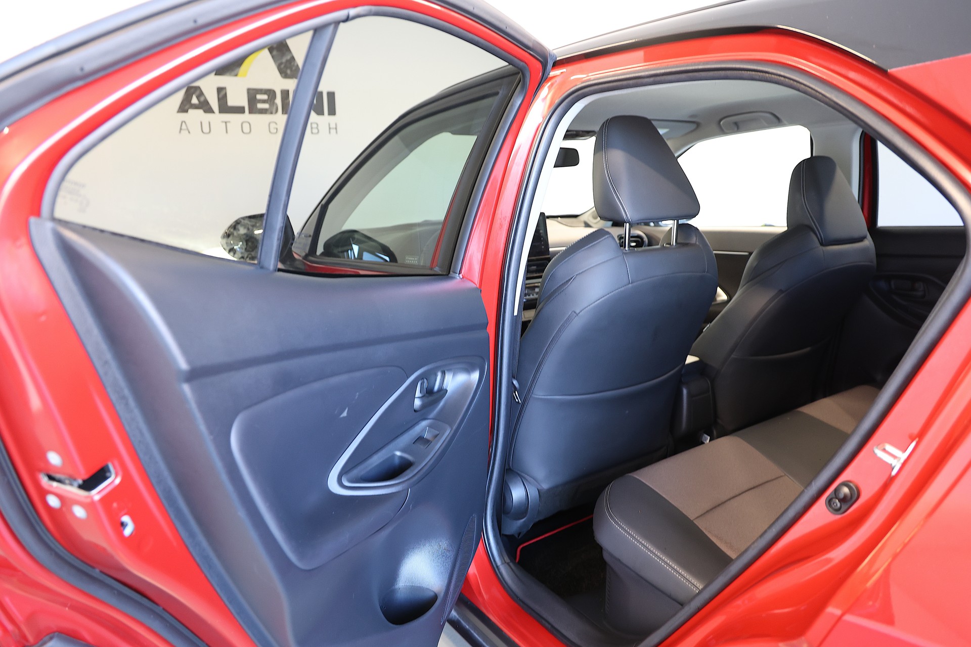TOYOTA Yaris Cross 1.5 VVT-i HSD Premium AWD-i-image-14
