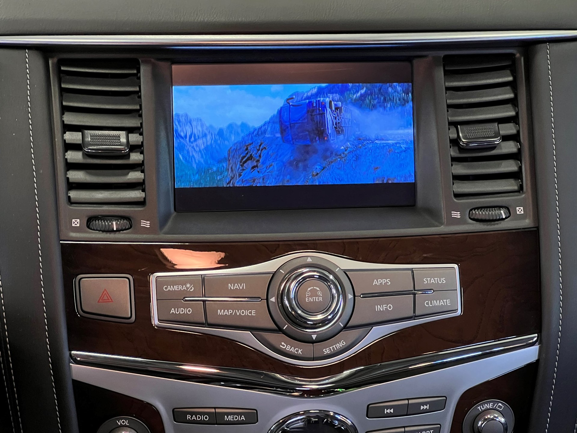INFINITI CH GEPRÜFT !! QX-80 ALLRAD 7 PLÄTZER SUV. VOLL OPTIONEN. NUR 19`800 KM.LEASING 890.--image-27