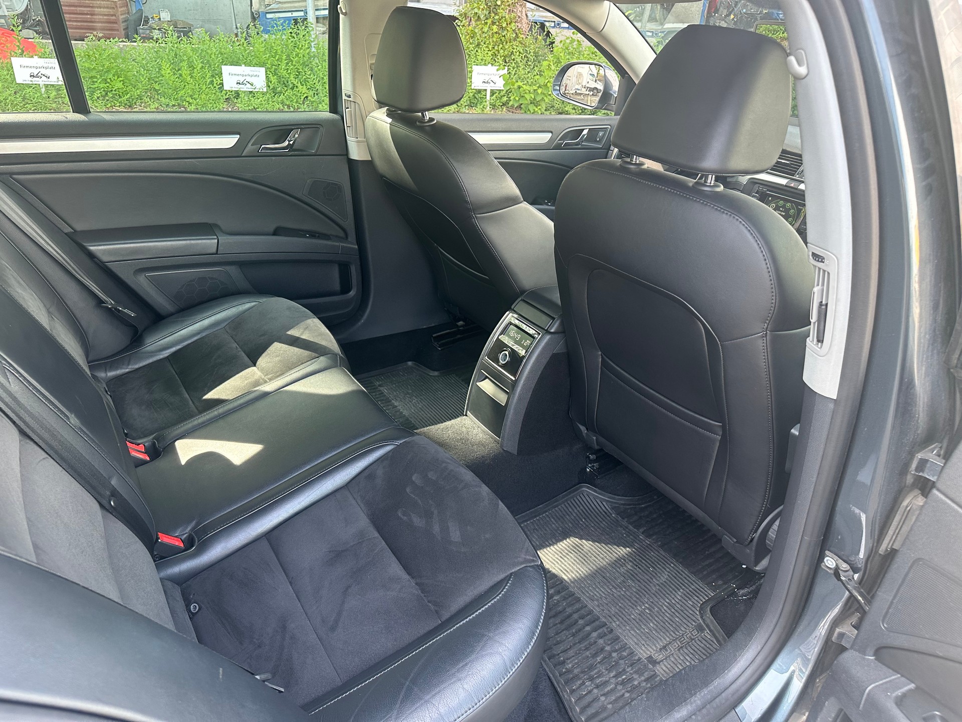SKODA Superb Combi 1.6 TDi Business DSG-image-12