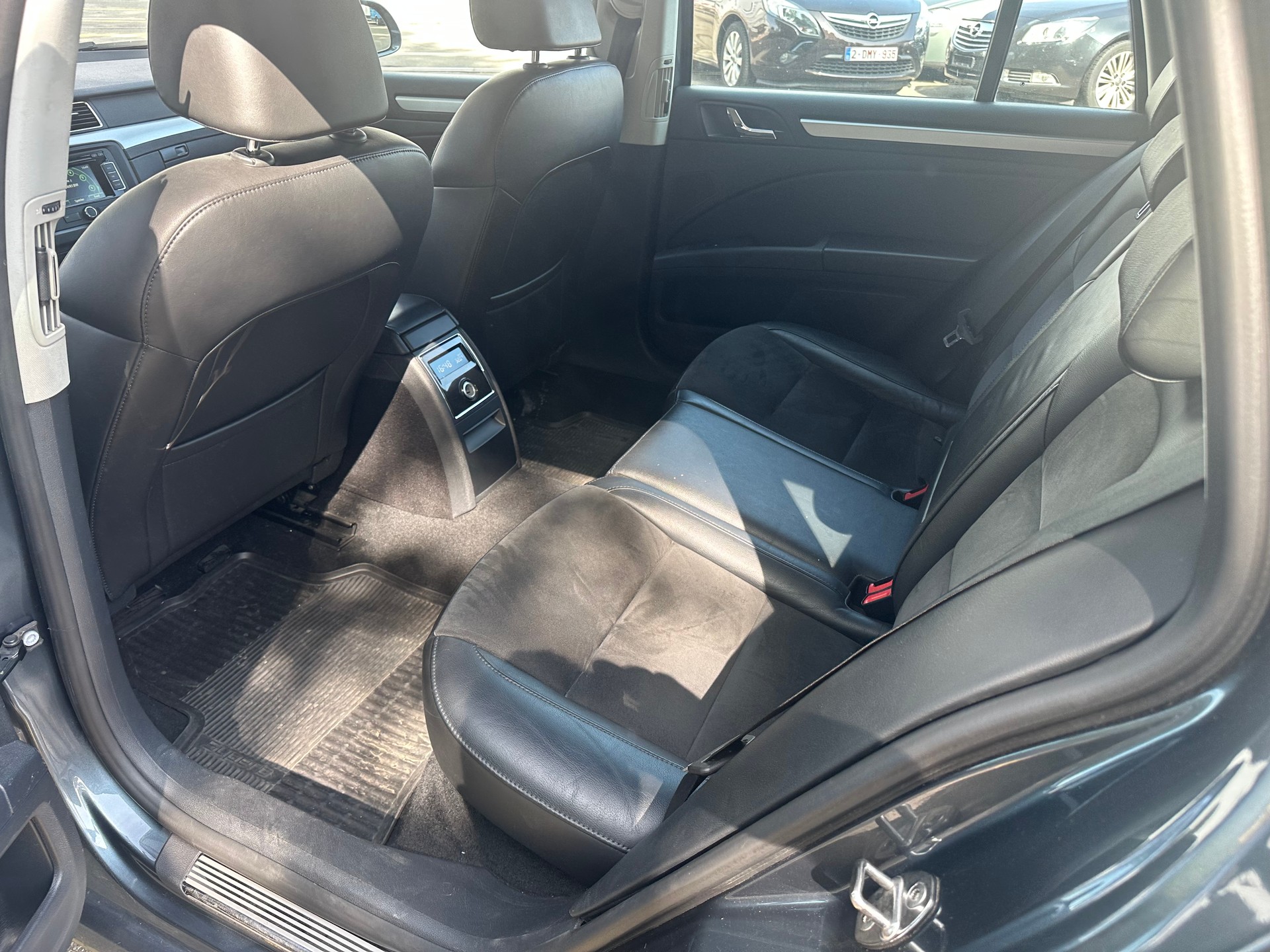 SKODA Superb Combi 1.6 TDi Business DSG-image-10
