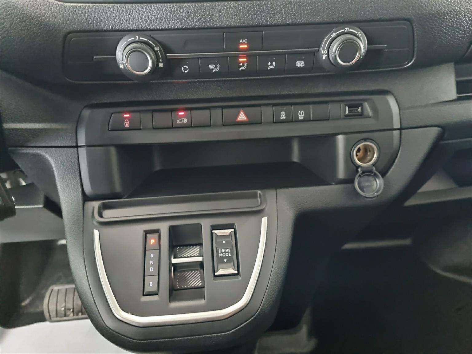 PEUGEOT e-Expert Premium 50KWh Long L3-image-11