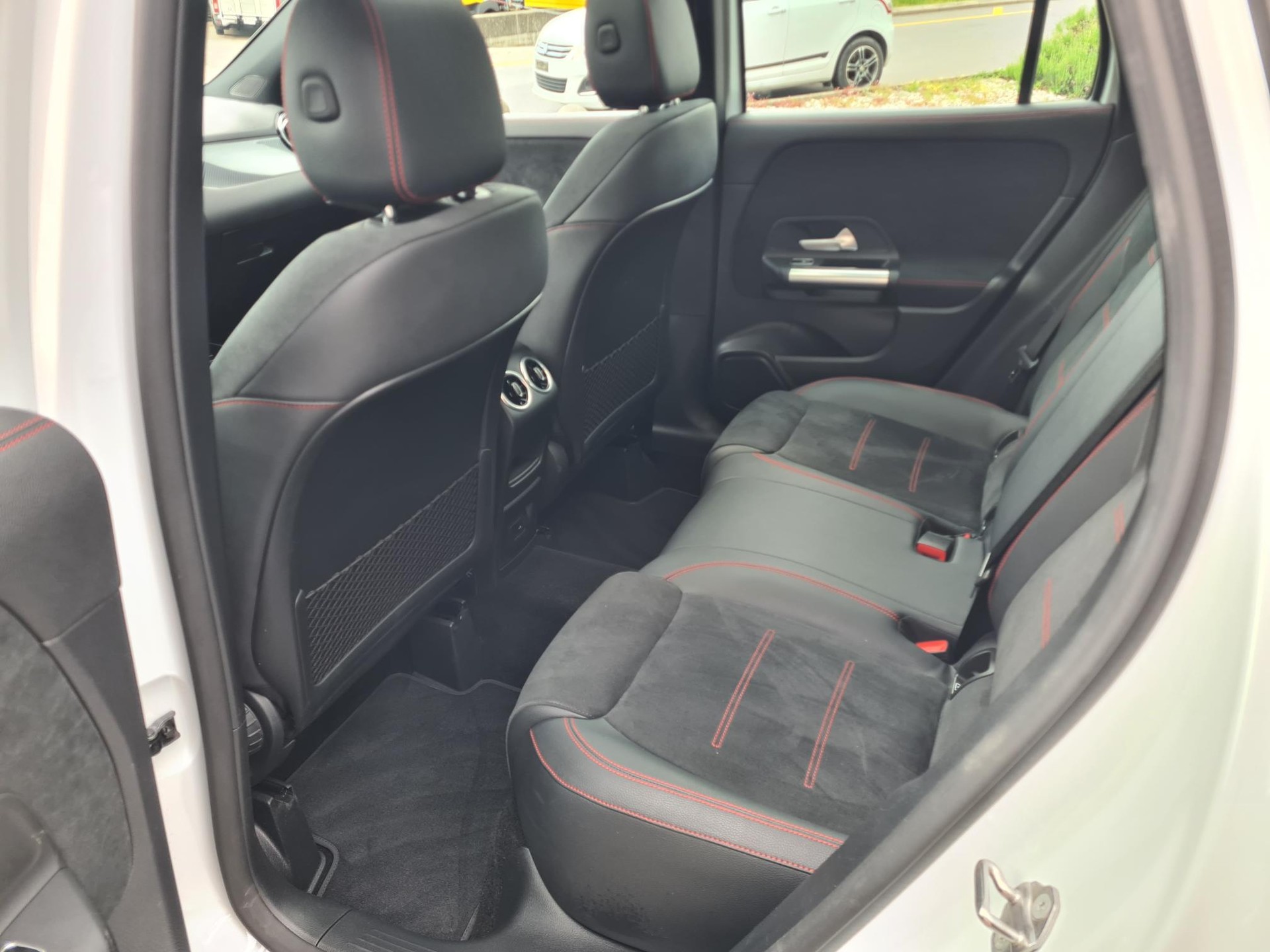 MERCEDES-BENZ GLA 250 4Matic AMG Line 8G-DCT-image-8