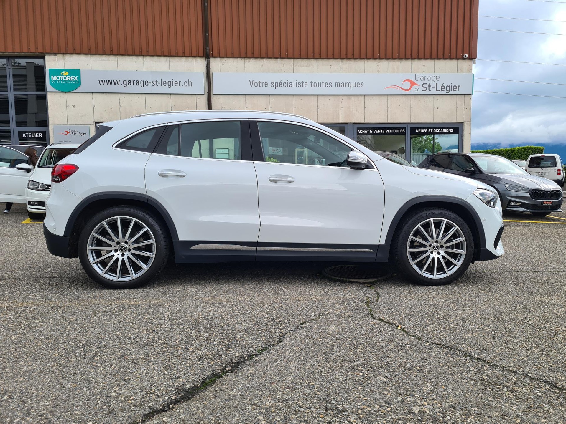 MERCEDES-BENZ GLA 250 4Matic AMG Line 8G-DCT-image-5