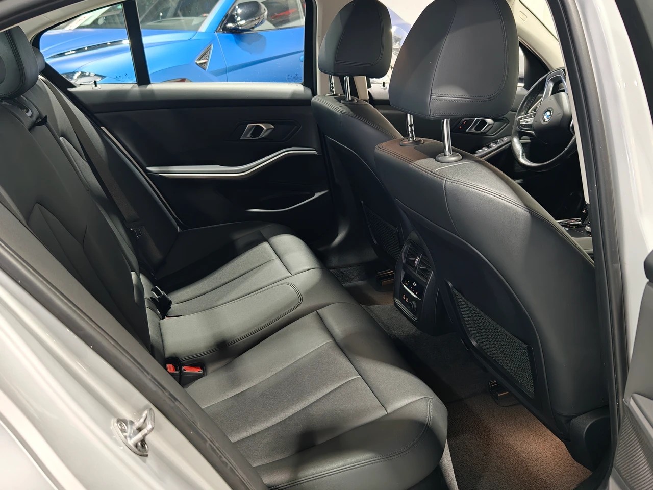 BMW 320d xDrive CH FAHRZEUG-image-9