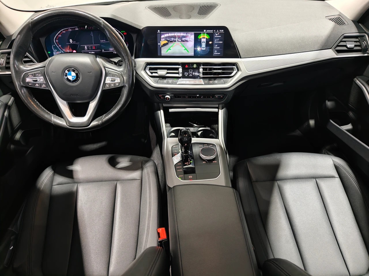BMW 320d xDrive CH FAHRZEUG-image-12