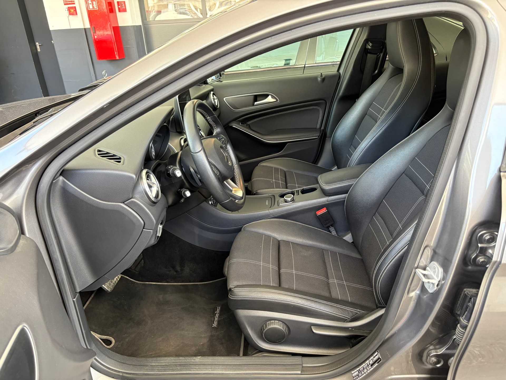 MERCEDES-BENZ GLA 200 CDI Swiss Edition 4 Matic-image-8