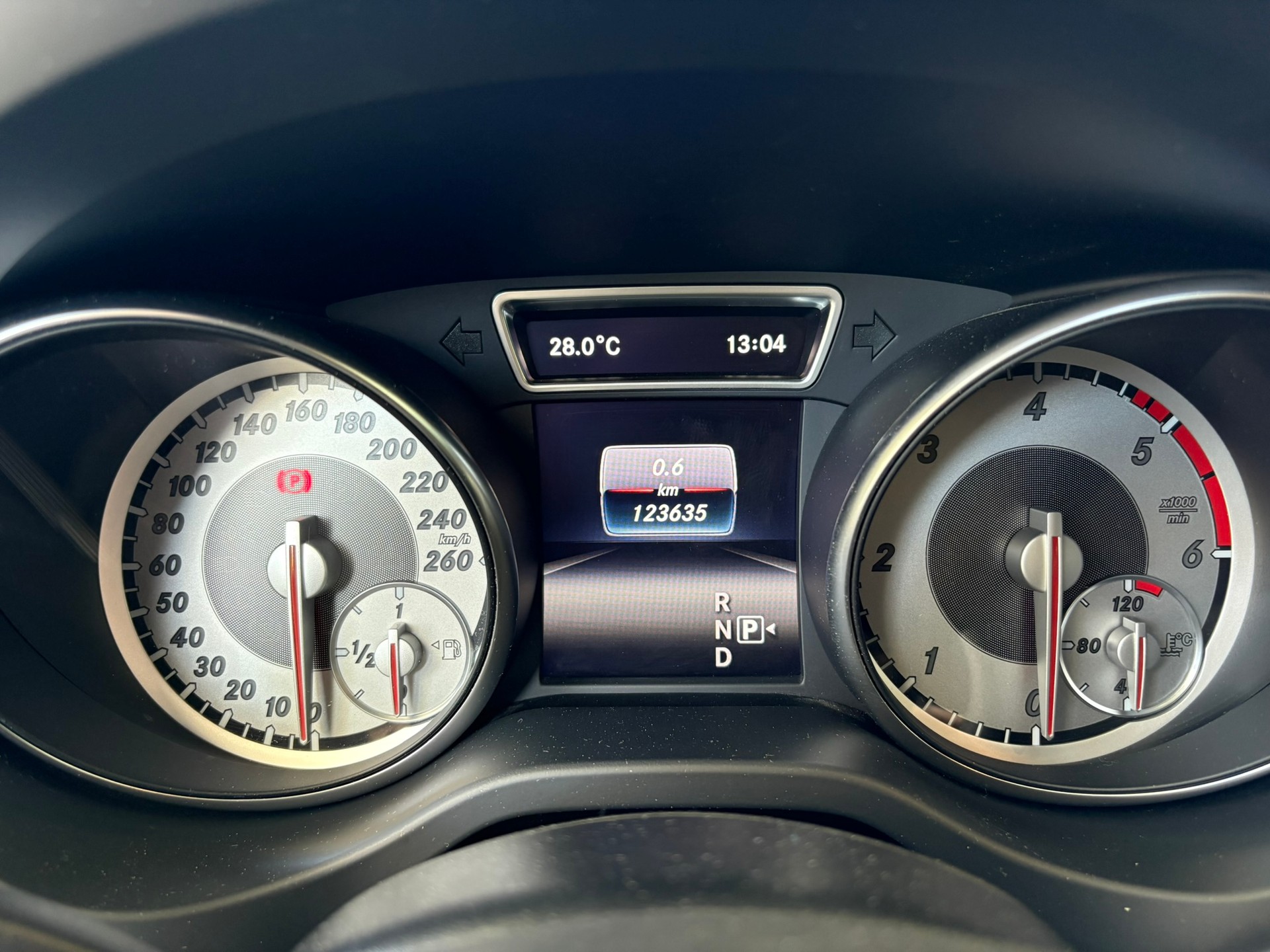 MERCEDES-BENZ GLA 200 CDI Swiss Edition 4 Matic-image-11
