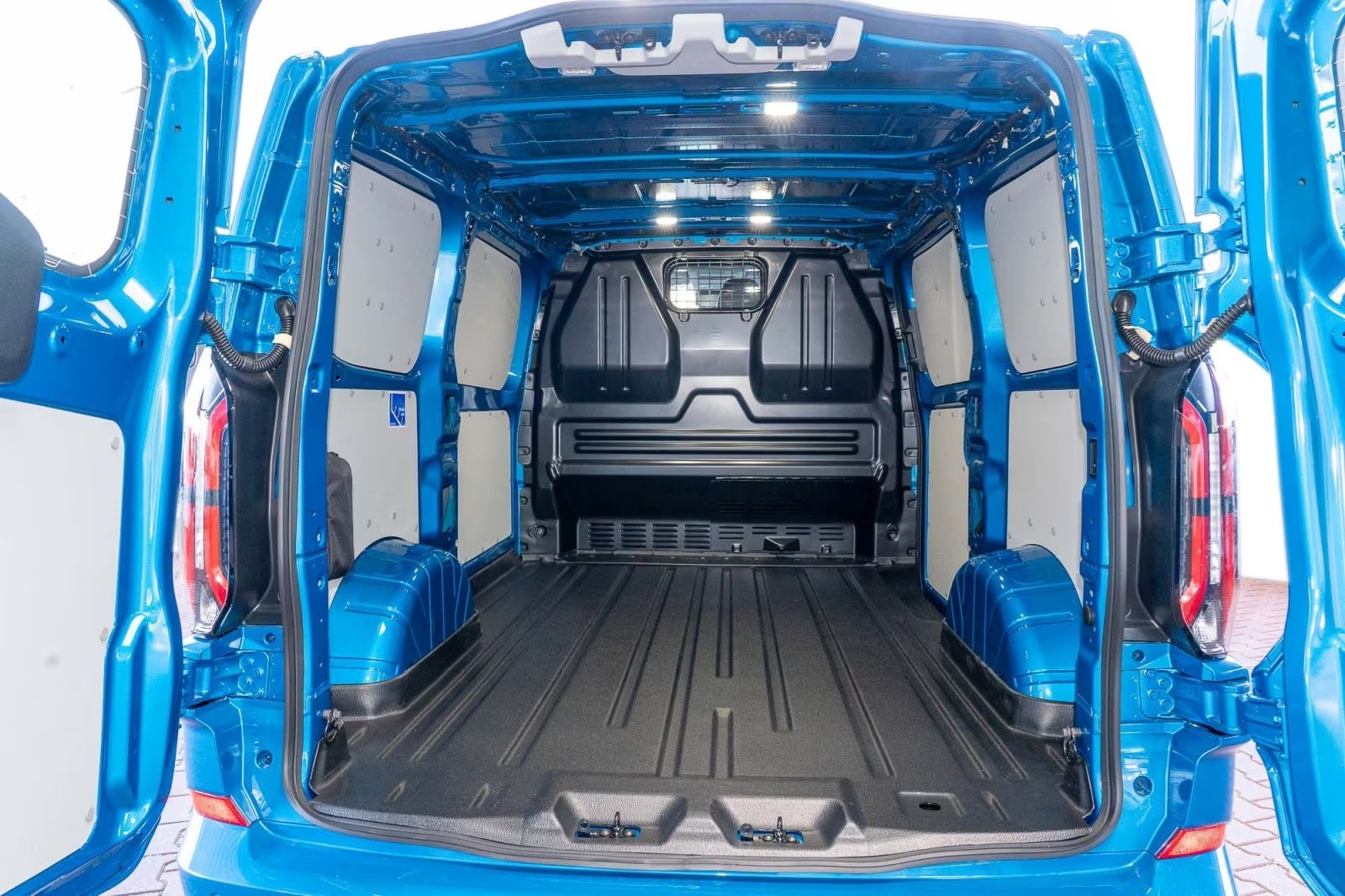 FORD Transit Custom Van 320 L1H1 Sport Automat 4x4-image-4