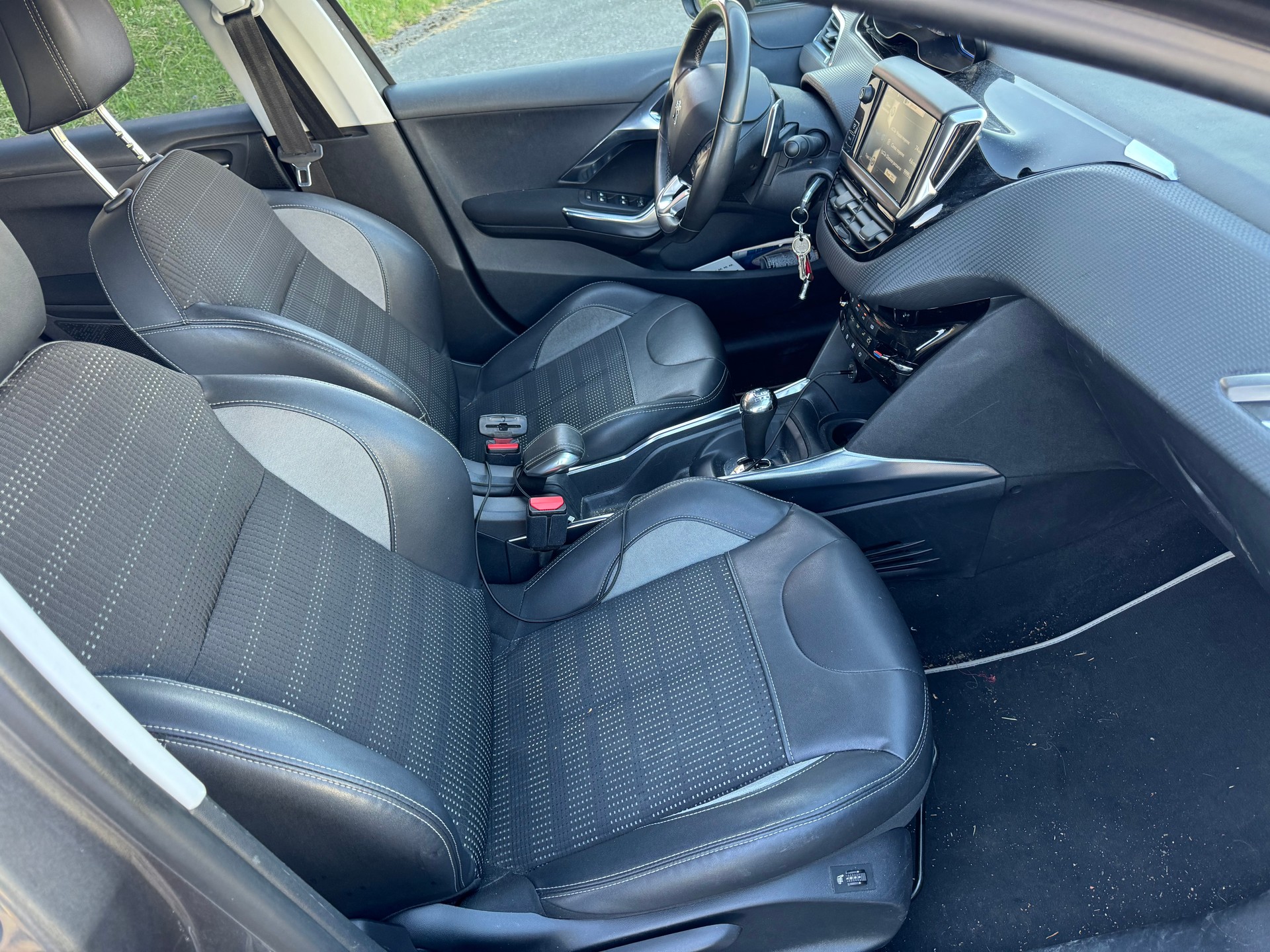 PEUGEOT 2008 1.6 e-HDi Allure EGS6-image-6