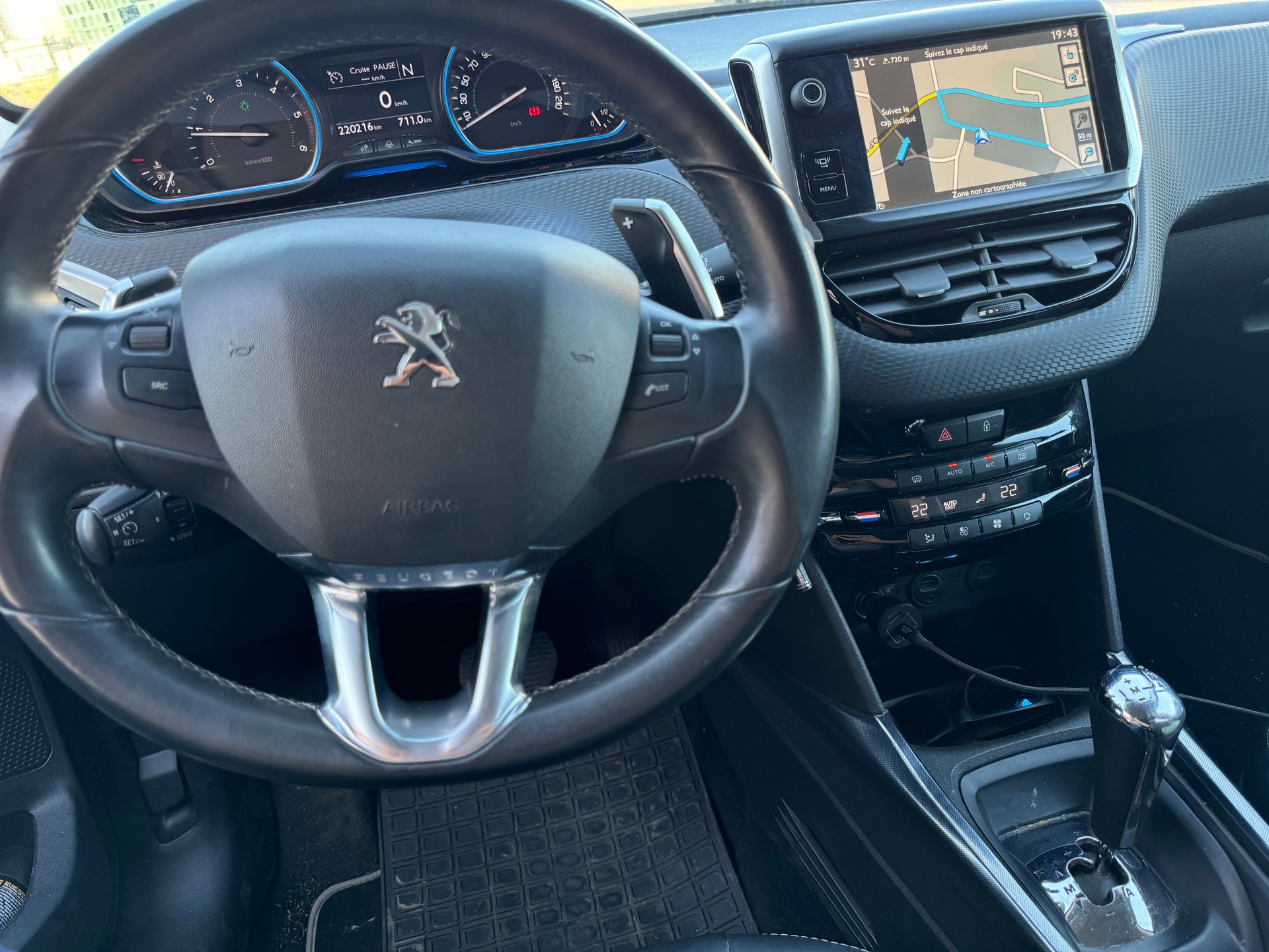 PEUGEOT 2008 1.6 e-HDi Allure EGS6-image-8