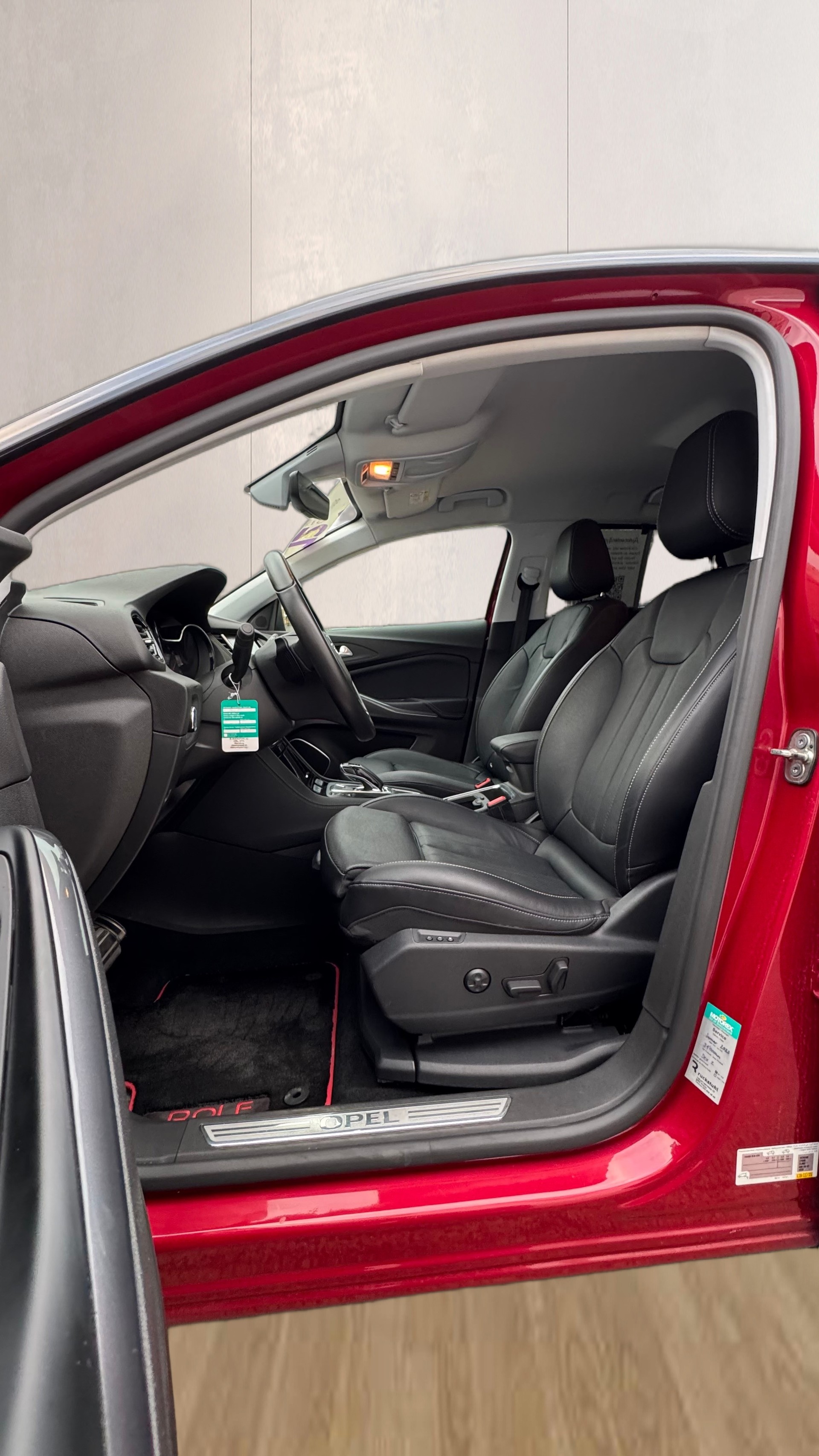 OPEL Grandland X 1.6 Hybrid4 Ultimate Automatik-image-11