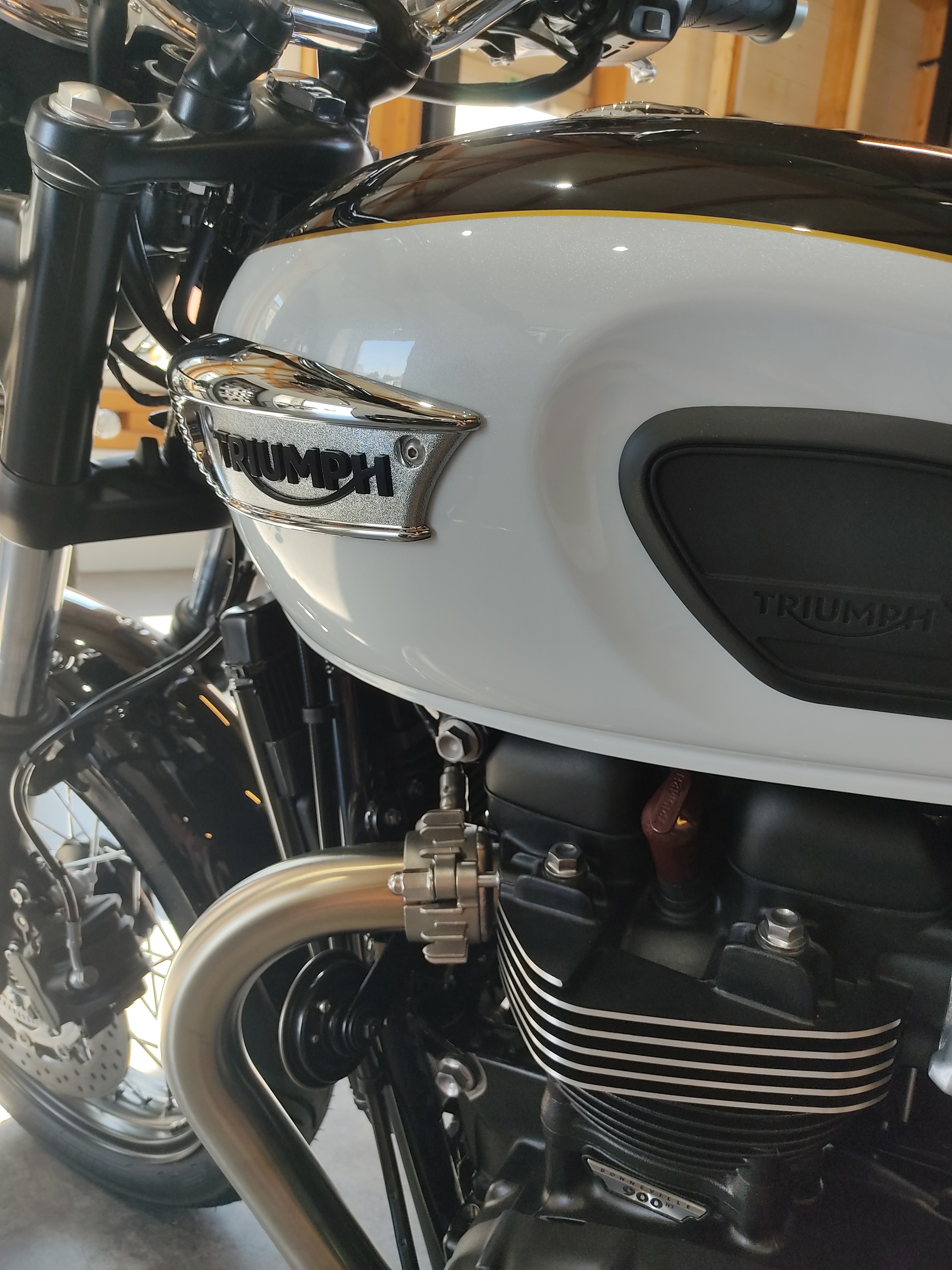 TRIUMPH Bonneville 900 T 100-image-3