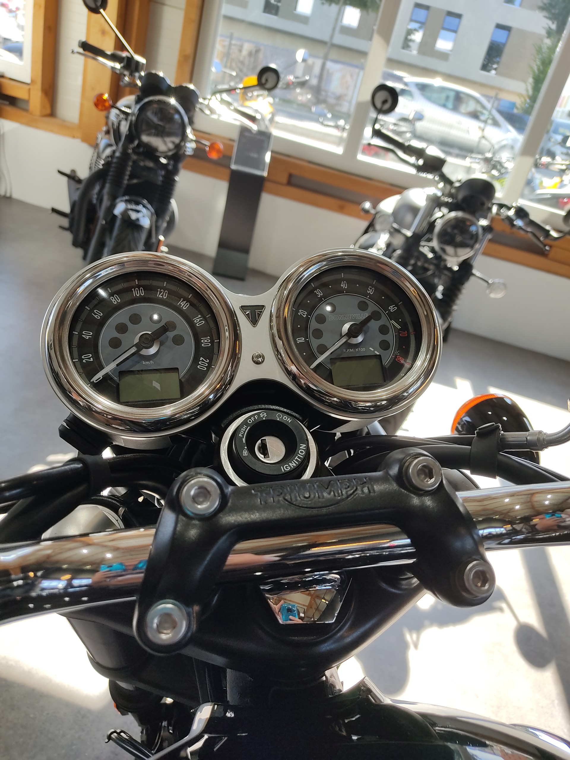 TRIUMPH Bonneville 900 T 100-image-10