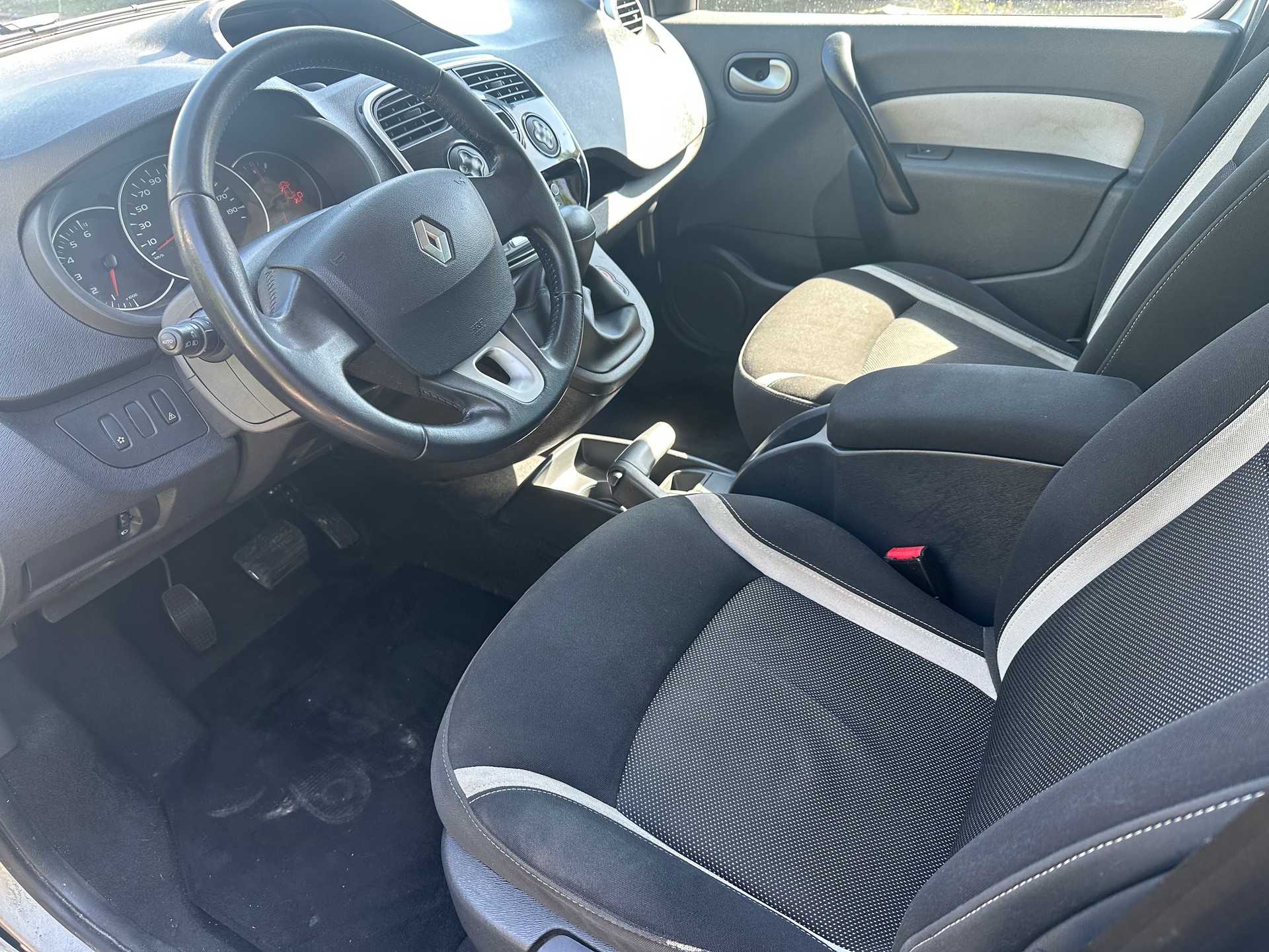RENAULT Kangoo 1.6 16V Swiss Edition Automatic-image-5