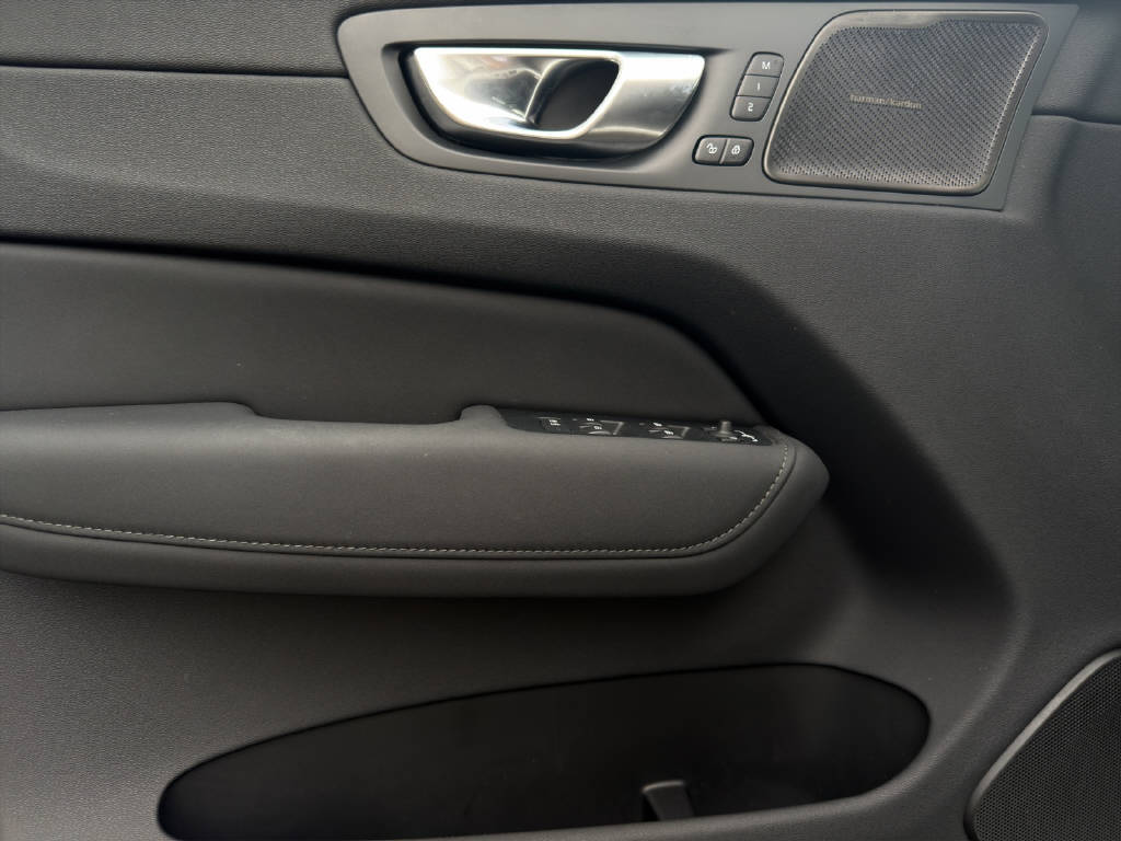 VOLVO XC60 2.0 T6 TE Plus Dark eAWD-image-6