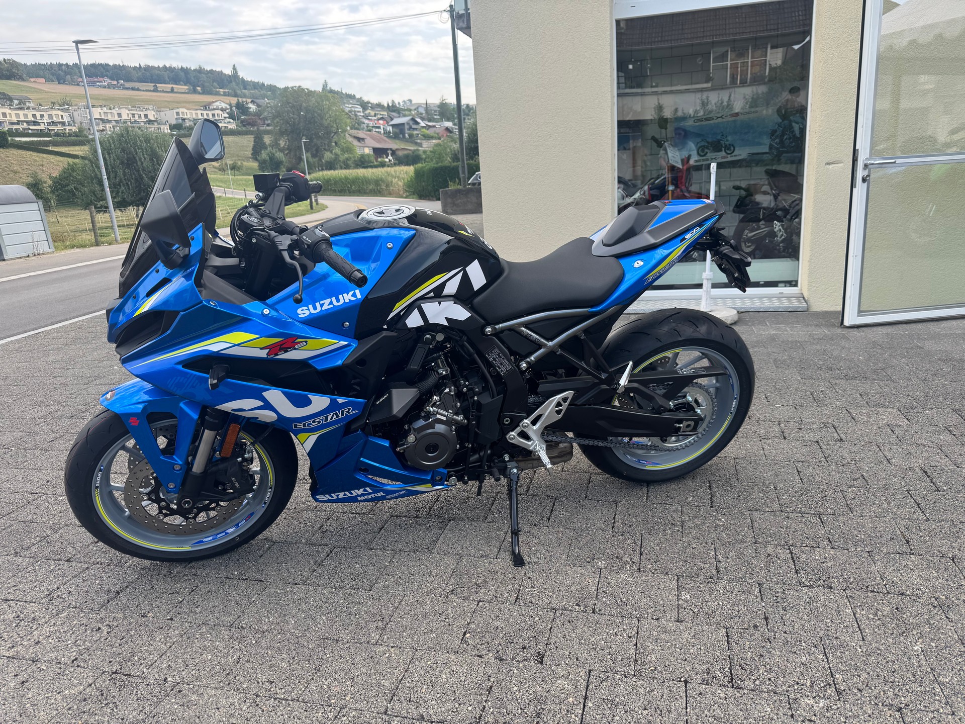 SUZUKI GSX-8R