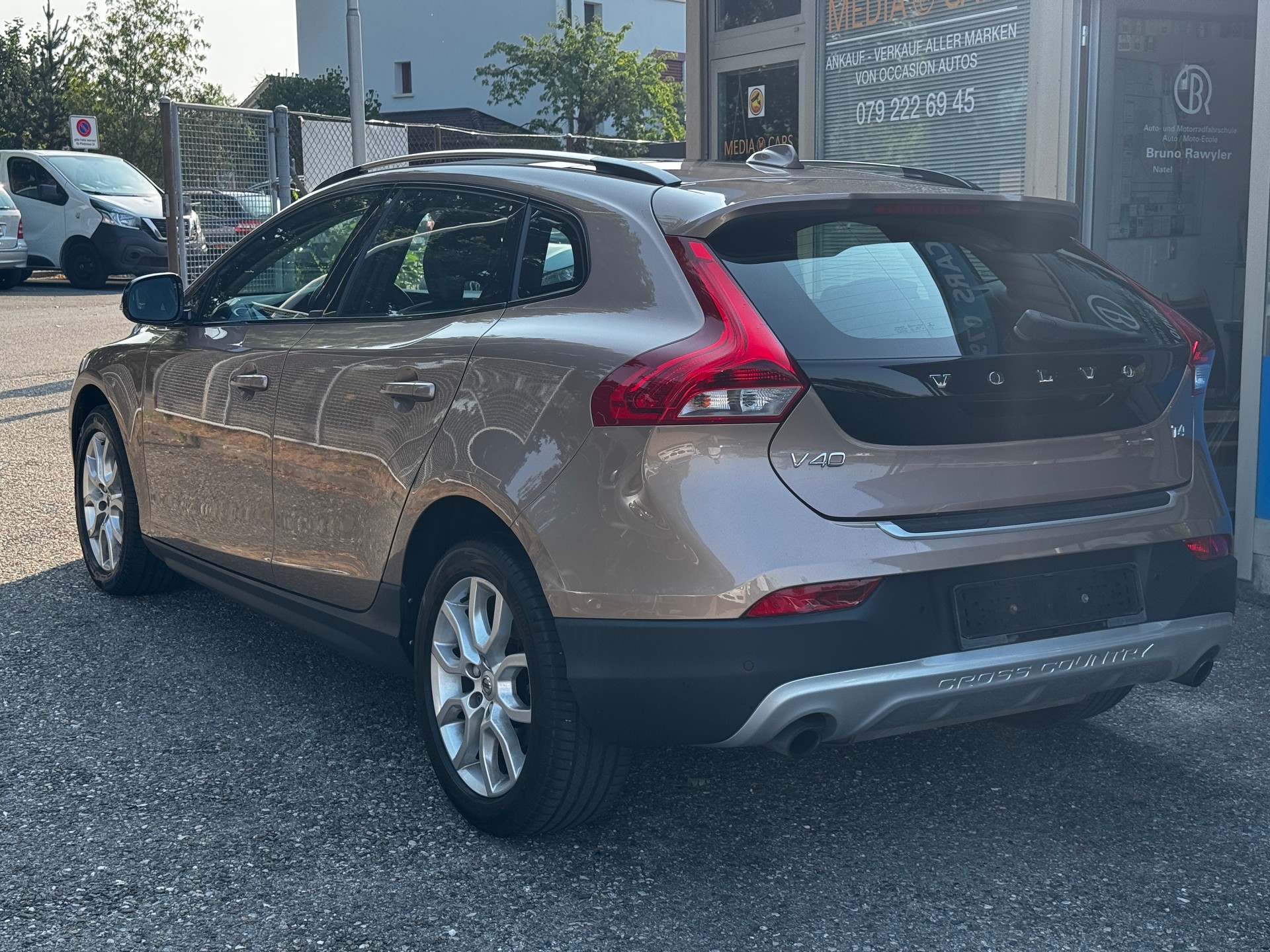 VOLVO V40 T4 Momentum-image-4