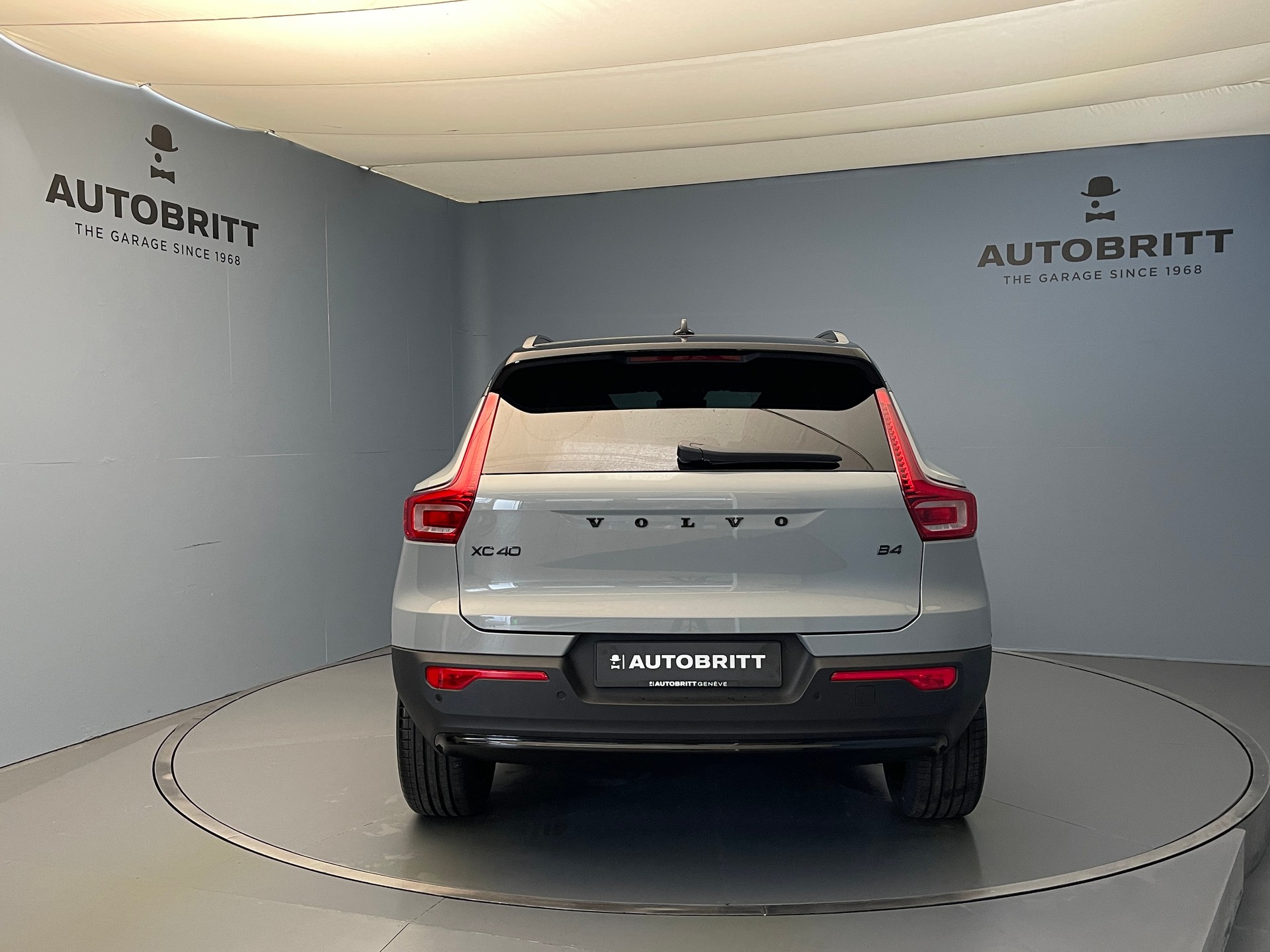 VOLVO XC40 2.0 B4 MH Black Edition-showroom-element-1