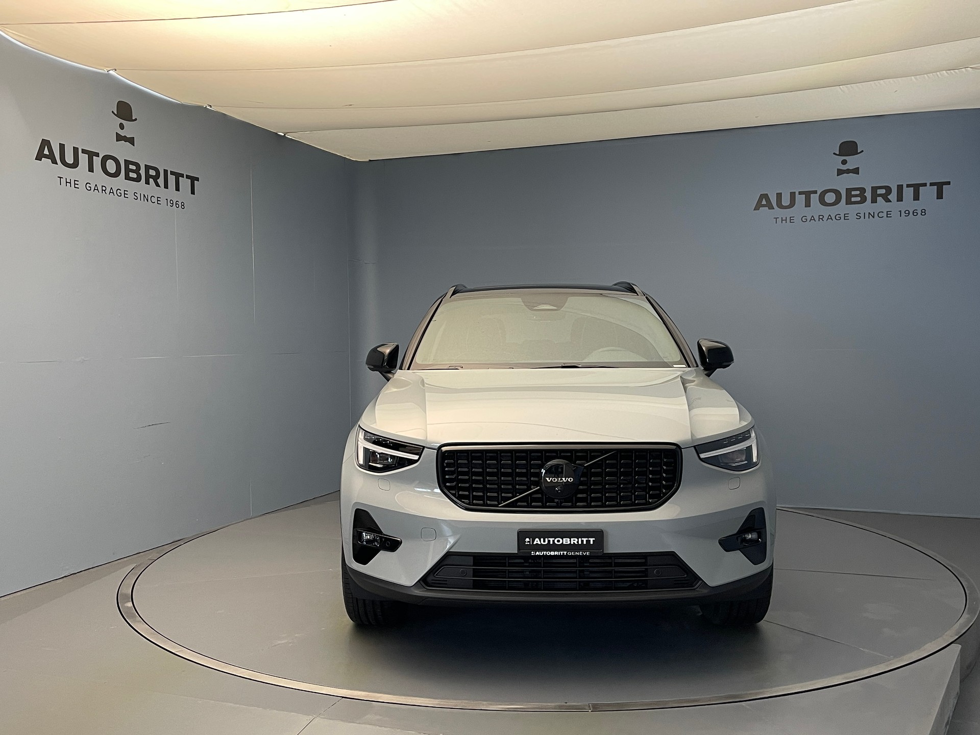 VOLVO XC40 2.0 B4 MH Black Edition-showroom-element-3