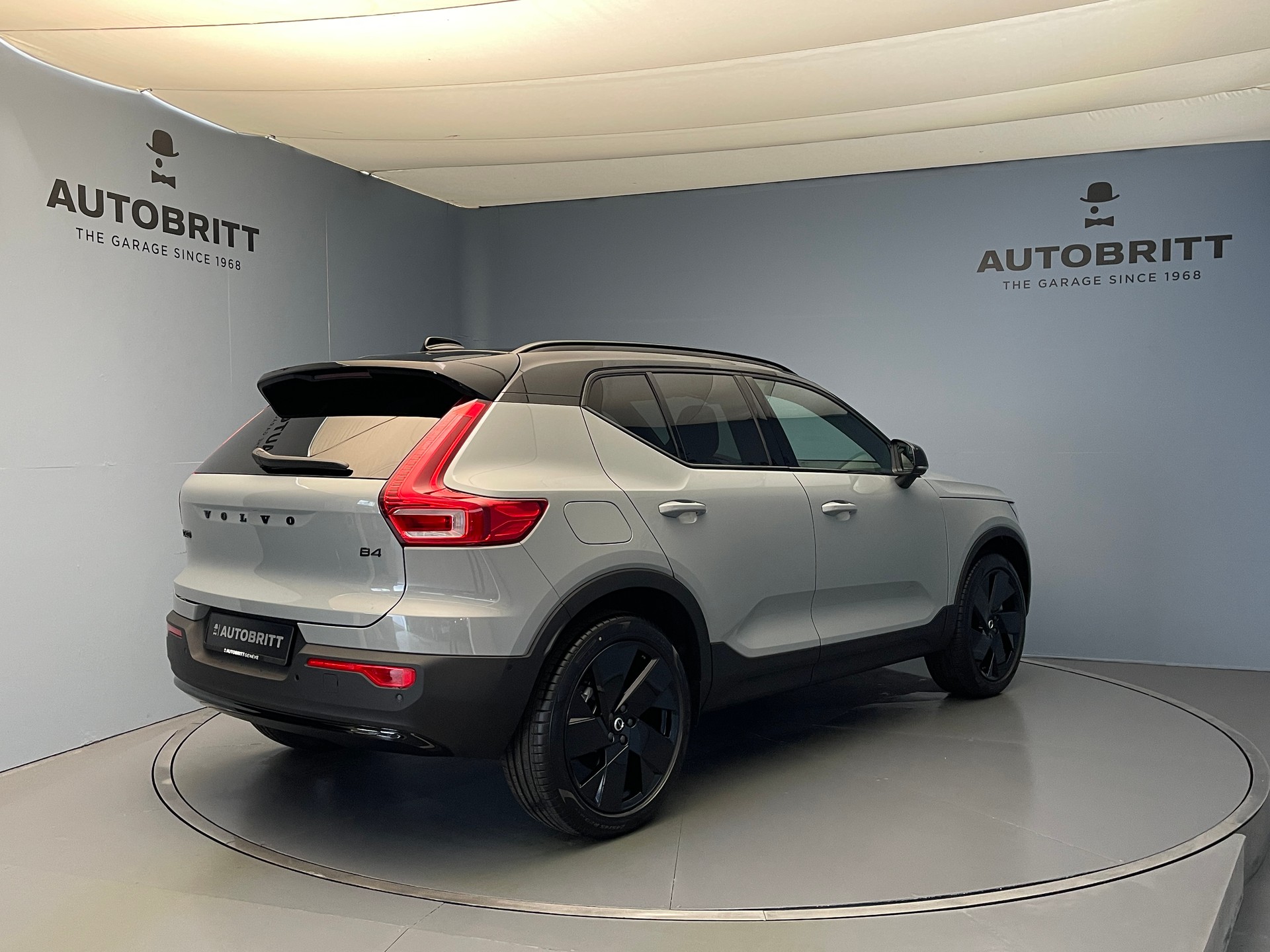 VOLVO XC40 2.0 B4 MH Black Edition-showroom-element-2