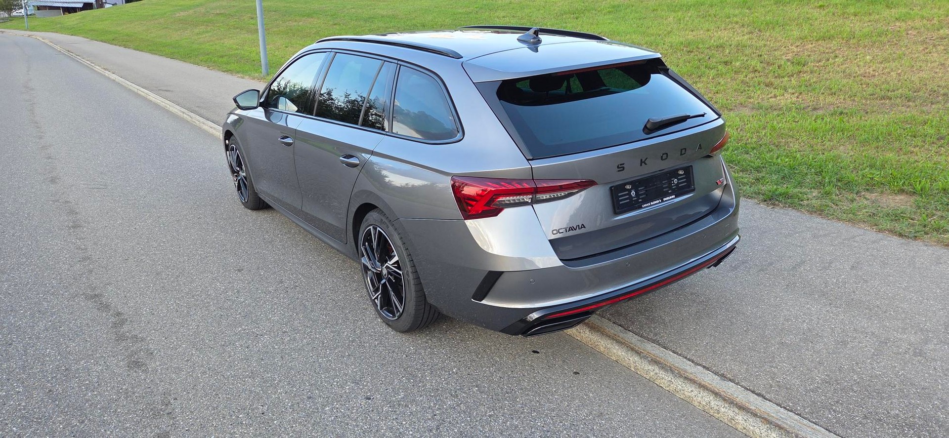 SKODA Octavia Combi 2.0 TSI DSG RS-showroom-element-1